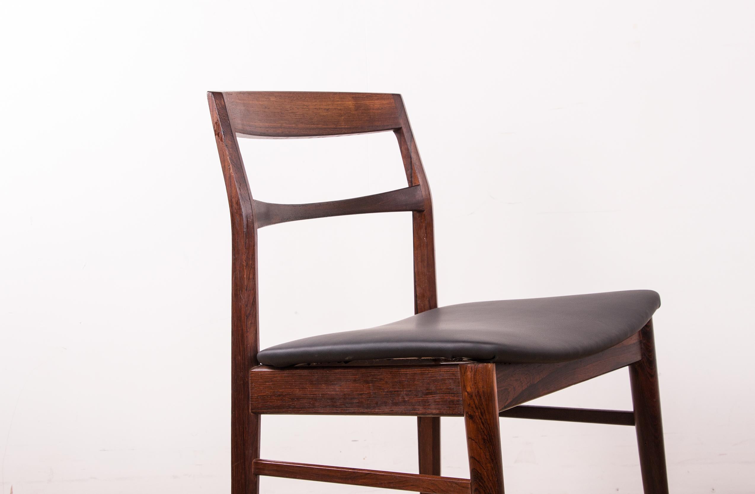 Milieu du XXe siècle Ensemble de 4 chaises danoises Skai en bois de rose et neuves par Henning Kjaernulf pour Vejl en vente