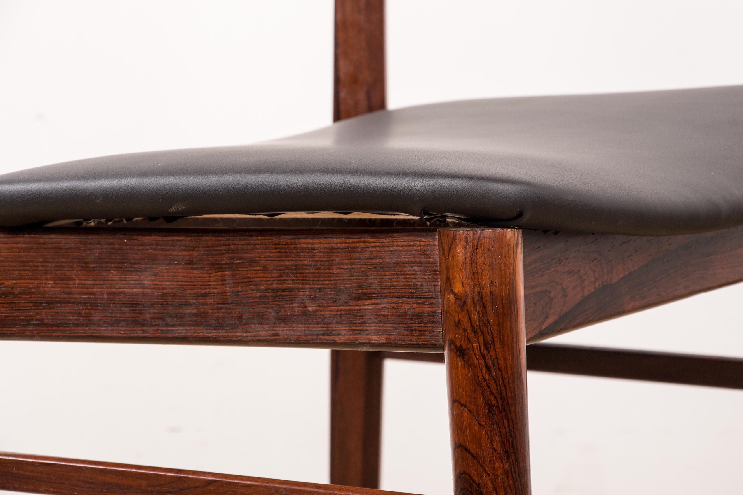 Imitation cuir Ensemble de 4 chaises danoises Skai en bois de rose et neuves par Henning Kjaernulf pour Vejl en vente