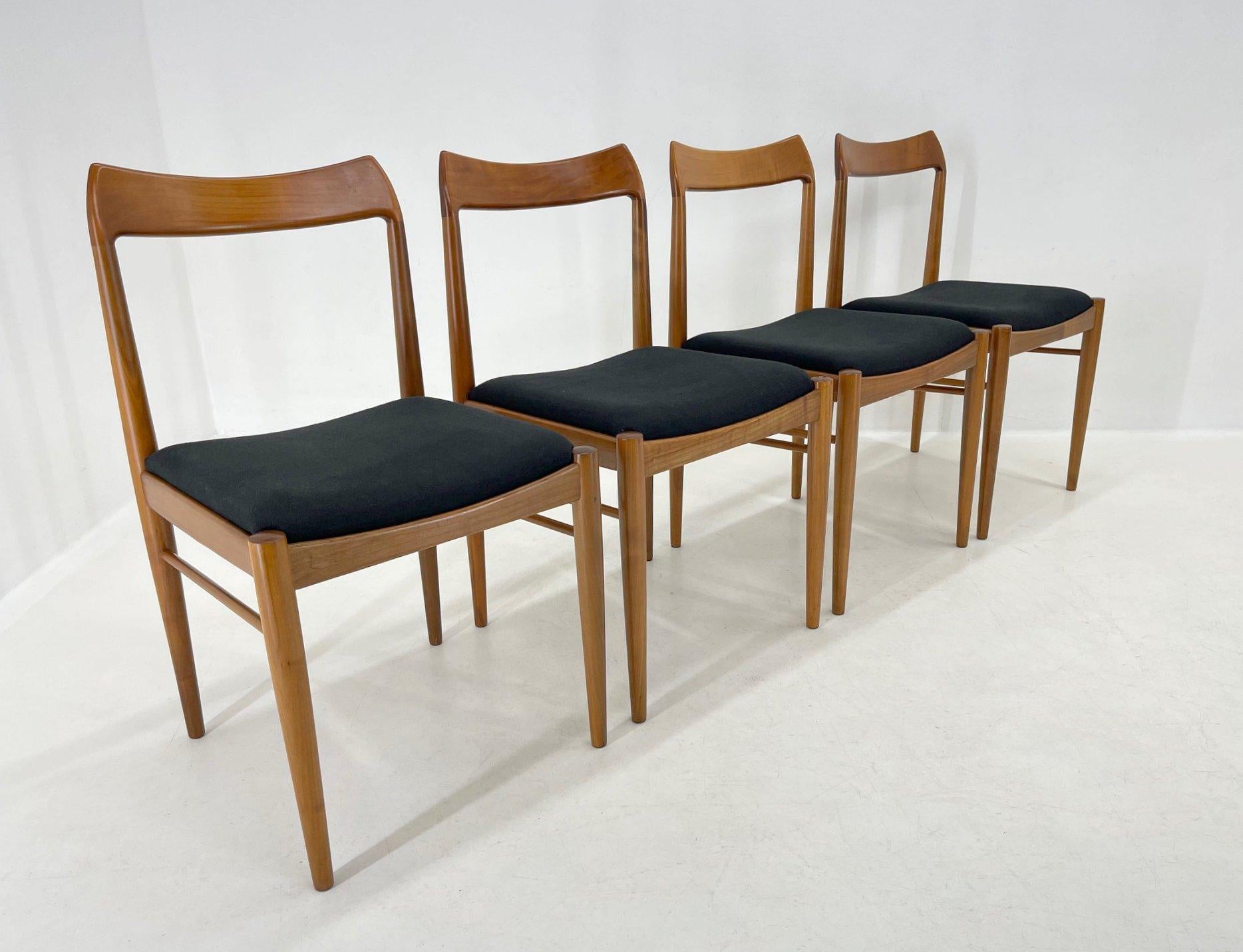 Ensemble de quatre belles chaises de salle à manger danoises, soigneusement remises à neuf.