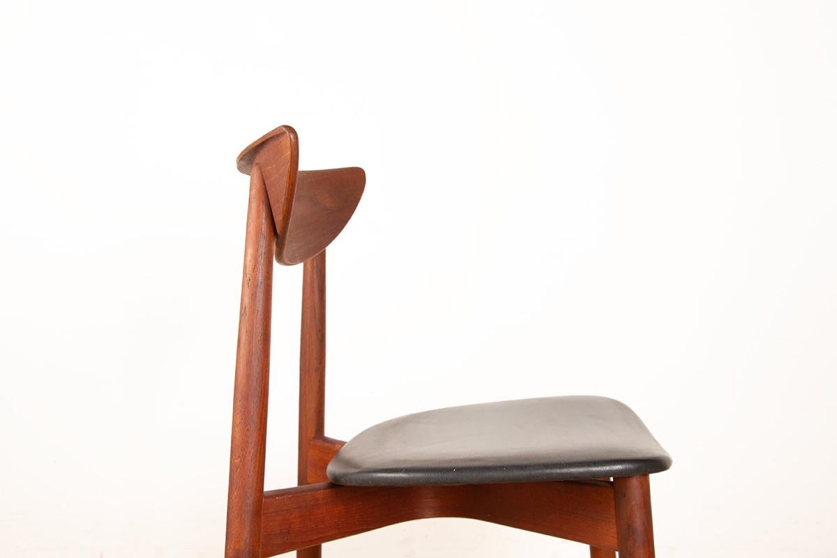 Materiale sintetico Set di 4 sedie da pranzo danesi in teak e Skai di Peter Hvidt e Orla Molgaard. in vendita