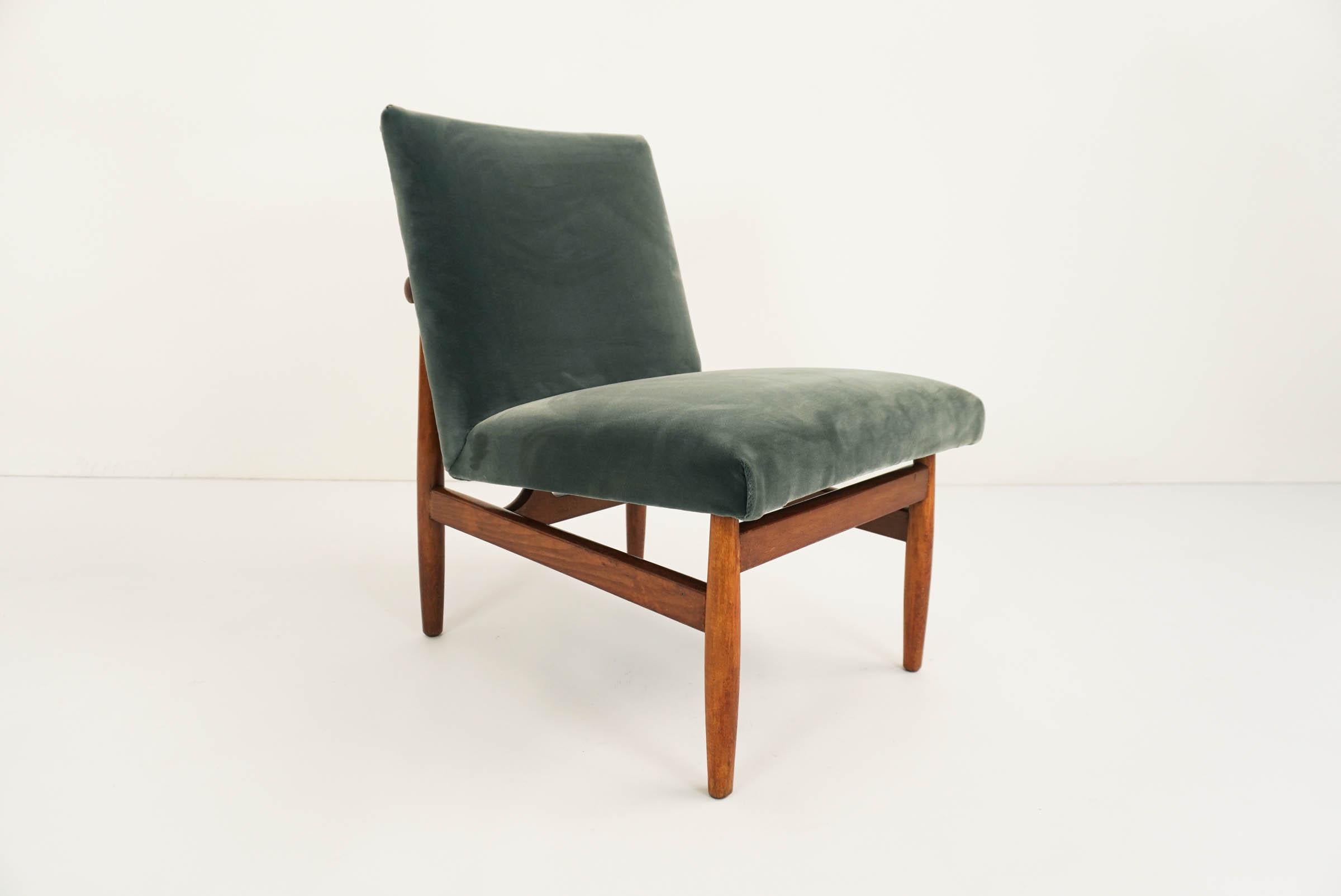 Upholstery Set of 4 Danish Elegant Lounge Chairs For Sale