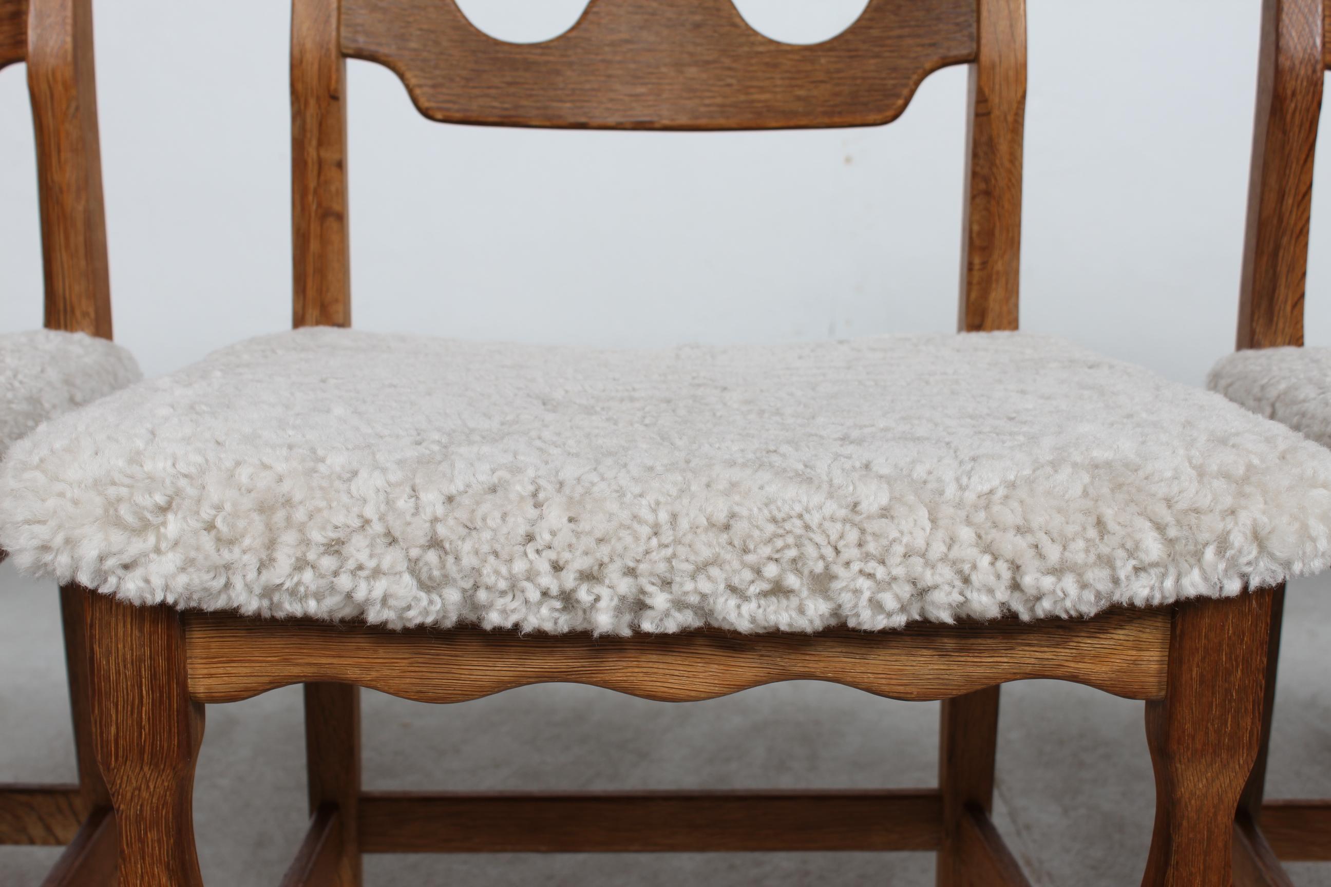 Hier ist ein Satz von 4 dänischen Vintage-Rasierklingenstühlen im tollen Landhausstil. 
Sie wurden von Henning Kjærnulf entworfen und von der dänischen Firma Nyrup Møbelfabrik/ EG Furniture hergestellt.
Die Stühle sind aus massivem Eichenholz