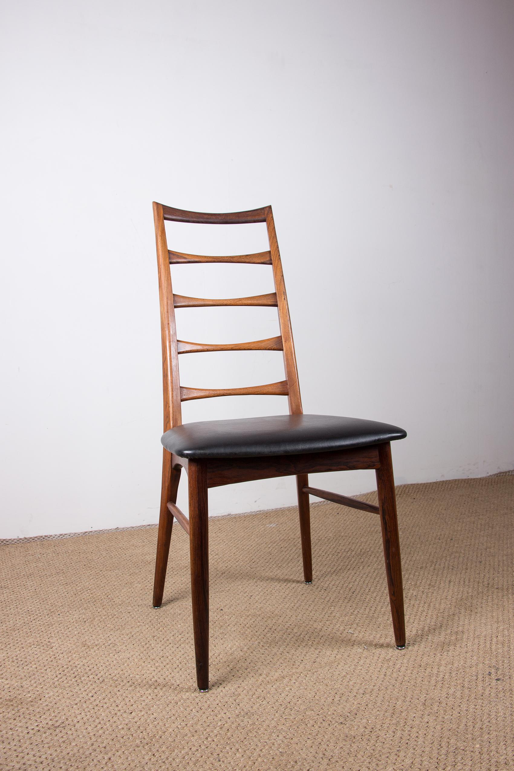 Sedie da sala da pranzo scandinave. Linee e lavorazioni superbe con magnifiche venature di palissandro. Struttura in Wood Wood e sedili in similpelle nera per un comfort eccezionale. Ogni modello di sedia porta il nome di uno dei figli del