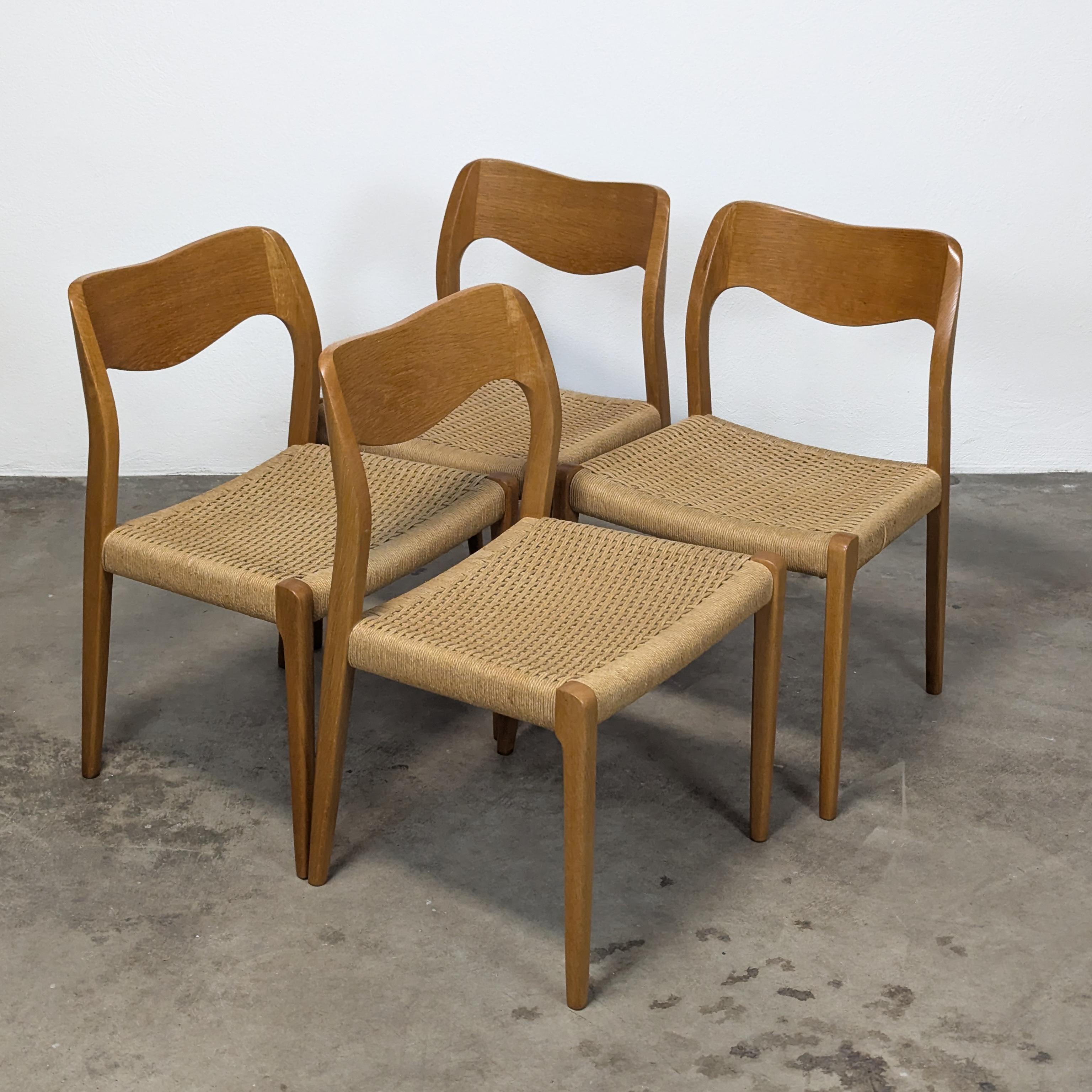 In vendita c'è uno splendido set di quattro sedie da pranzo Model 71 vintage, disegnate dal famoso Niels Otto Møller per l'apprezzata J.L. Møllers Møbelfabrik, proveniente dalla Danimarca negli anni Sessanta. Queste sedie iconiche sono