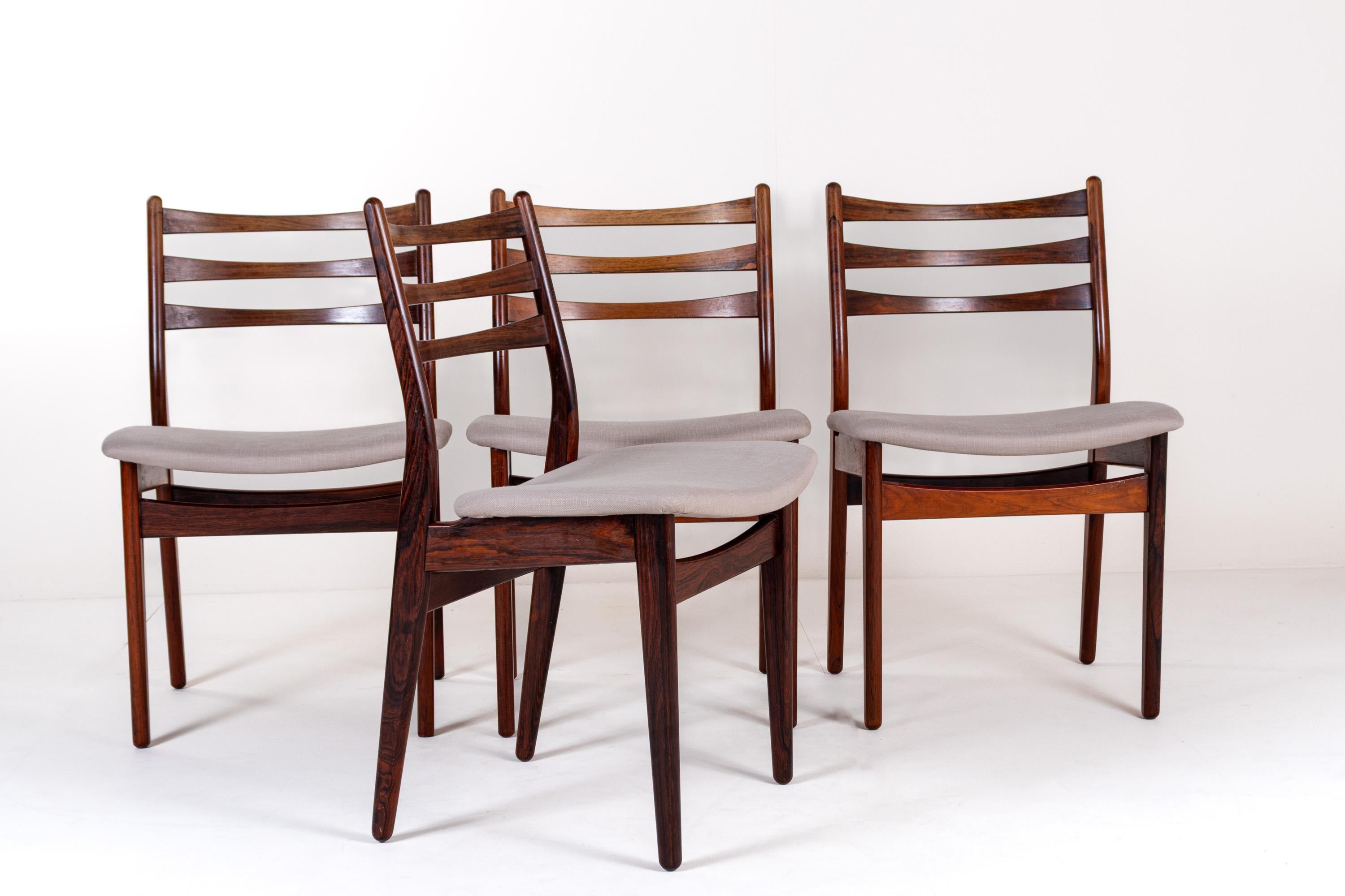 Elegante juego de cuatro sillas de comedor danesas de mediados de siglo, fabricadas en palisandro macizo.
Estas sillas de bello diseño presentan un armazón escultural con ricas vetas de madera y suaves líneas orgánicas típicas de la artesanía danesa