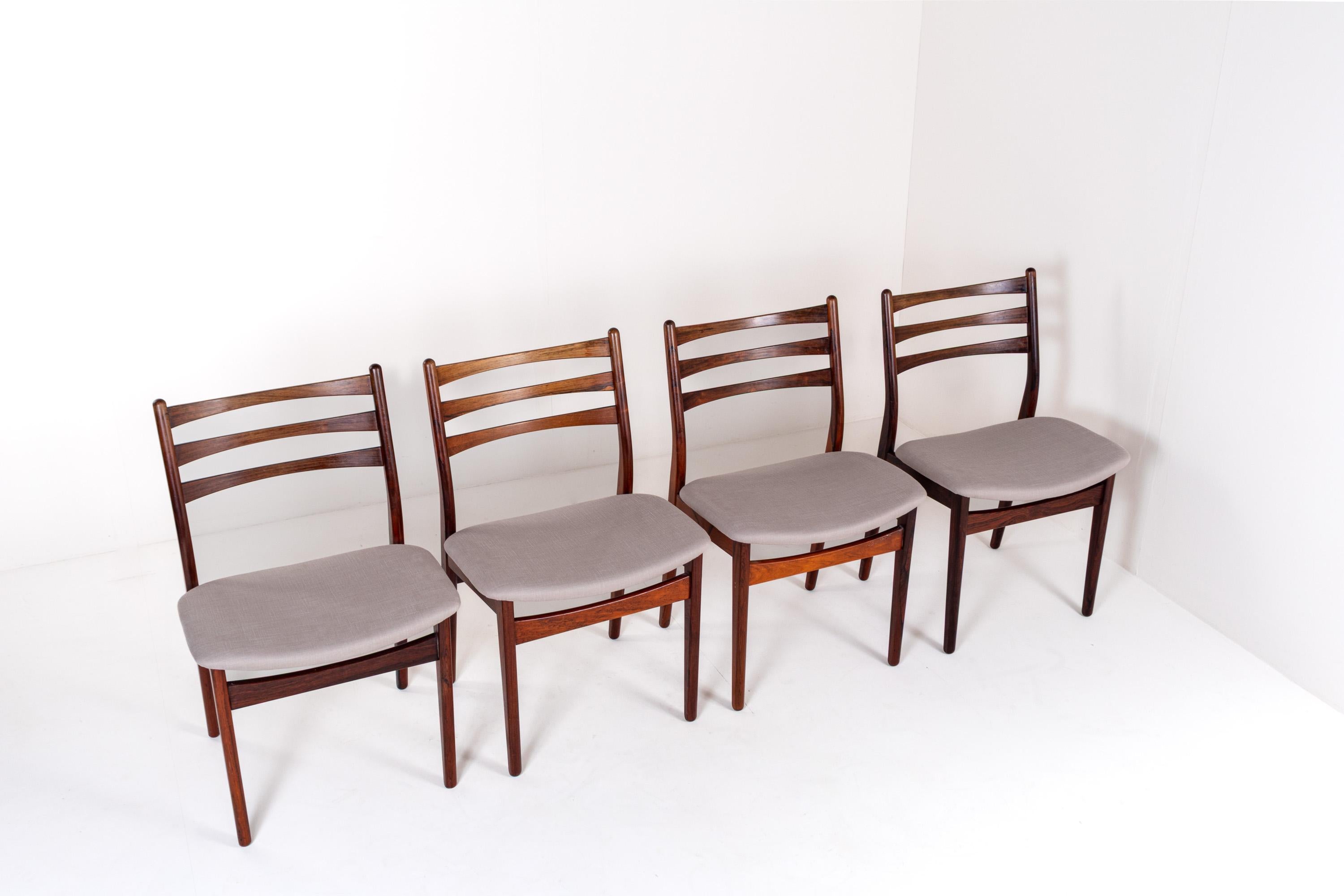 Juego de 4 sillas de comedor danesas de palisandro de mediados de siglo Europeo en venta