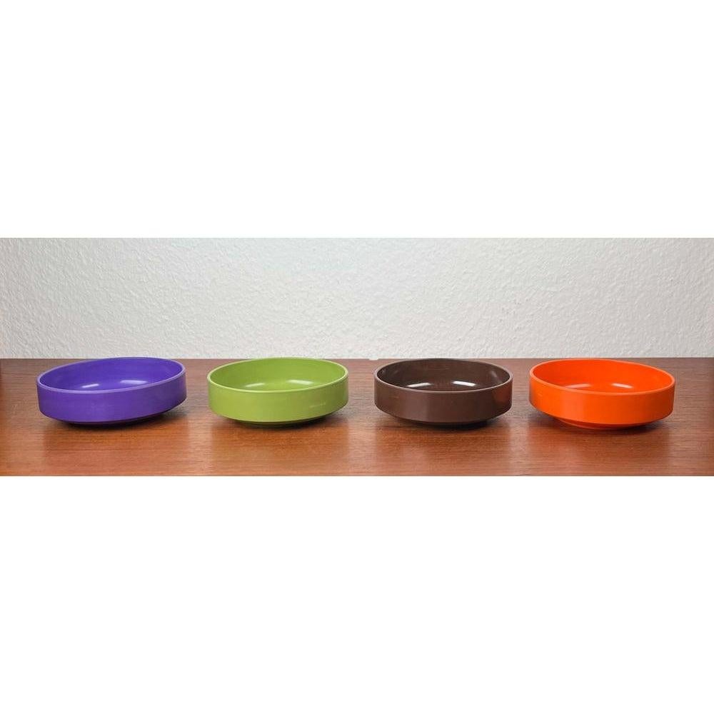 Cuencos apilables daneses Space Age de mediados de siglo de Rosti, 1960, juego de 4, en muy buen estado. Diseñado de 1960 a 1969 Esta pieza tiene una marca de atribución,

Más información:
Materiales: Plástico
Color: Marrón
Estilo: Moderno de