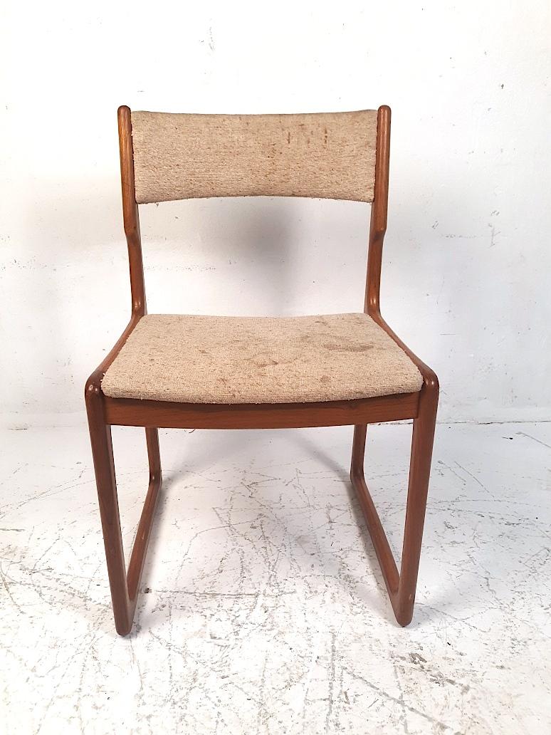 Un set difficile da trovare di quattro sedie da pranzo vintage in teak danese disegnate da Benny A. Linden. Le sue cornici scultoree e massicce sono caratterizzate da una squisita falegnameria e sono messe in risalto dall'insolito design delle gambe