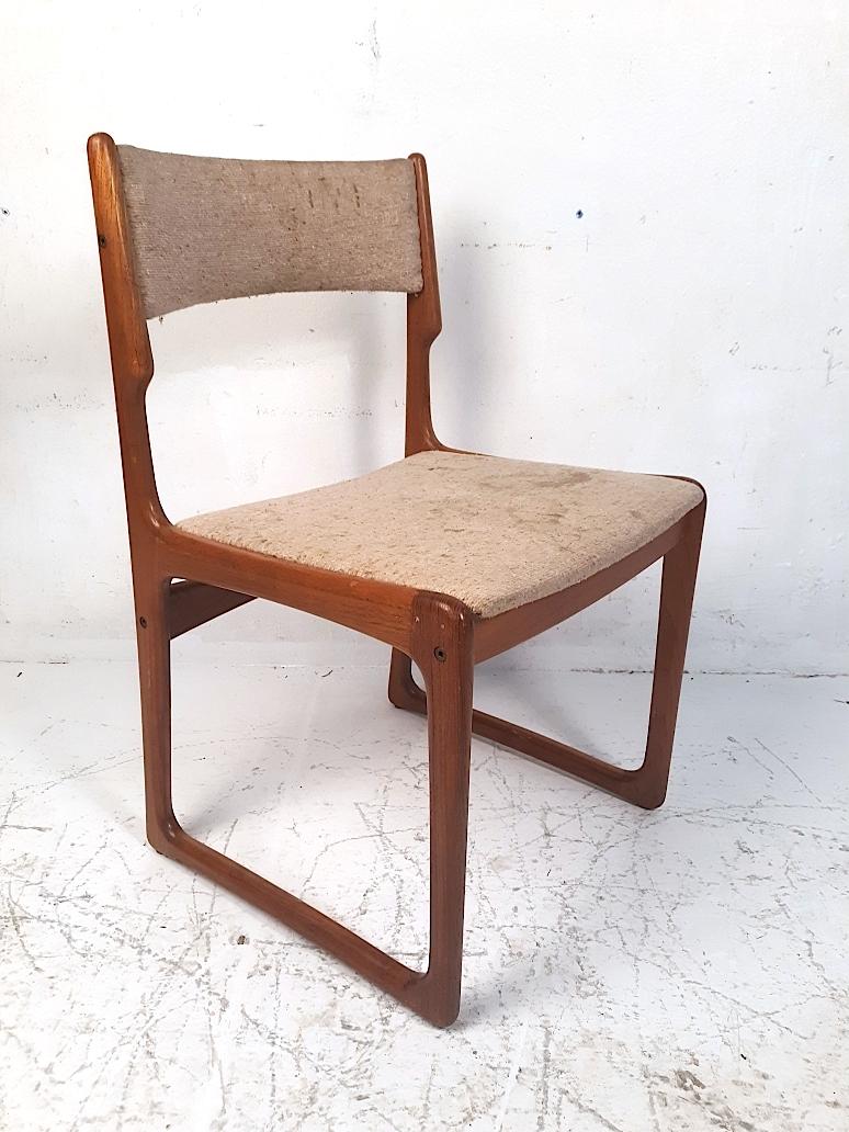 Mid-Century Modern Ensemble de 4 chaises danoises à pieds latéraux en teck Benny Linden en vente