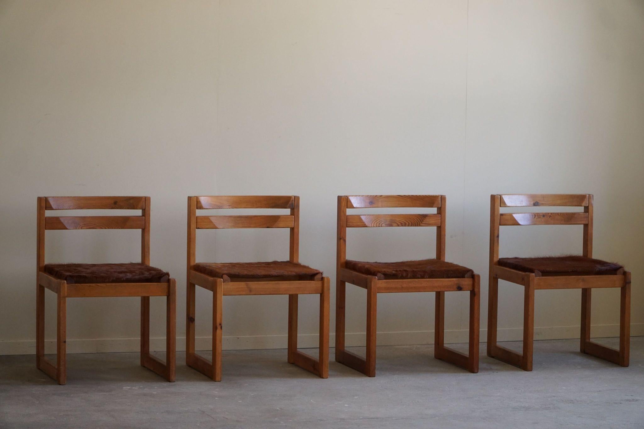 Set di 4 sedie da pranzo danesi di metà secolo in pino massiccio con sedili imbottiti in pelle di mucca a pelo lungo. Realizzato dal designer danese Knud Færch per Sorø Møbelfabrik negli anni Settanta. 

Queste sedie da pranzo moderne si adattano a