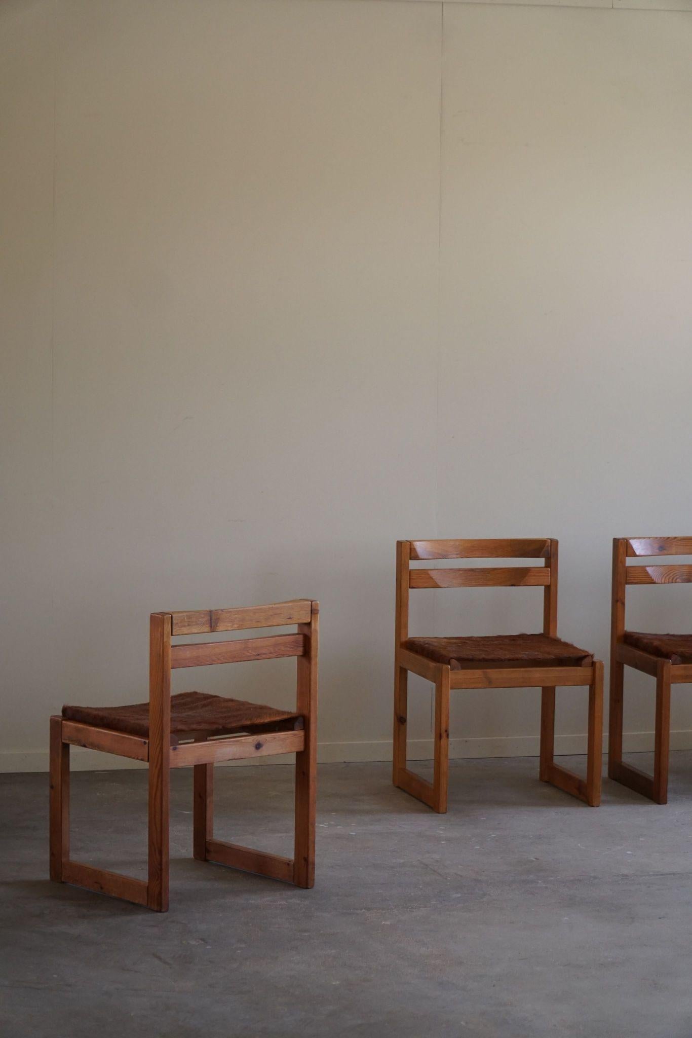 Pelle Set di 4 sedie da pranzo moderne danesi in pino e pelle di mucca, di Knud Færch, anni '70 in vendita
