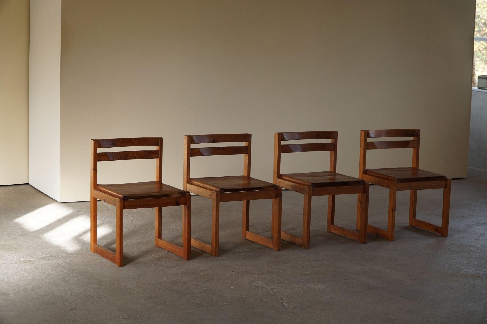 Ensemble de 4 chaises de salle à manger modernes danoises en pin et cuir, par Knud Færch, 1970 en vente 3