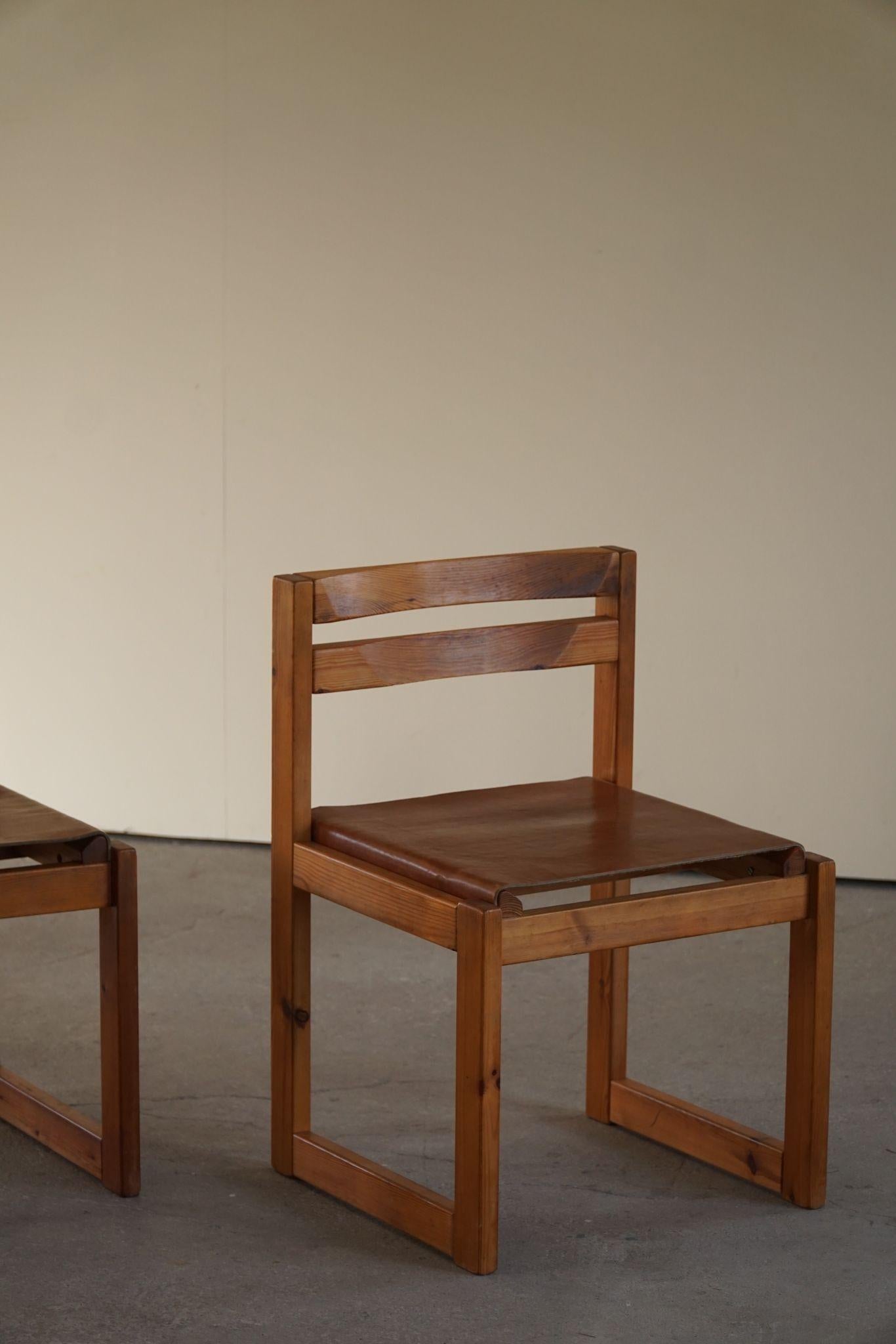 Ensemble de 4 chaises de salle à manger modernes danoises en pin et cuir, par Knud Færch, 1970 en vente 4