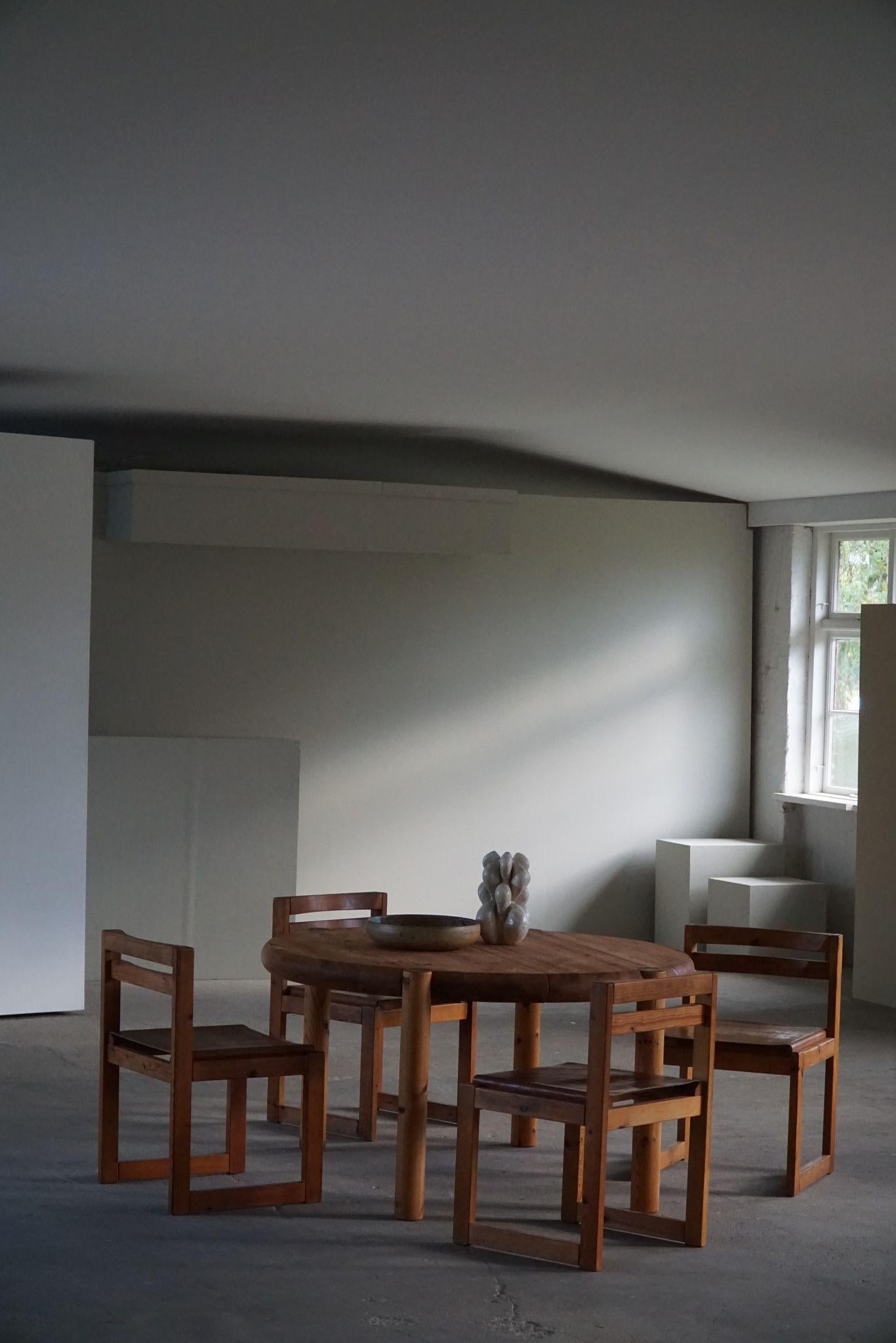Ensemble de 4 chaises de salle à manger danoises du milieu du siècle dernier, en pin massif et cuir, réalisées par le designer danois Knud Færch pour Sorø Møbelfabrik dans les années 1970. 

Ces chaises de salle à manger modernes s'adaptent à de