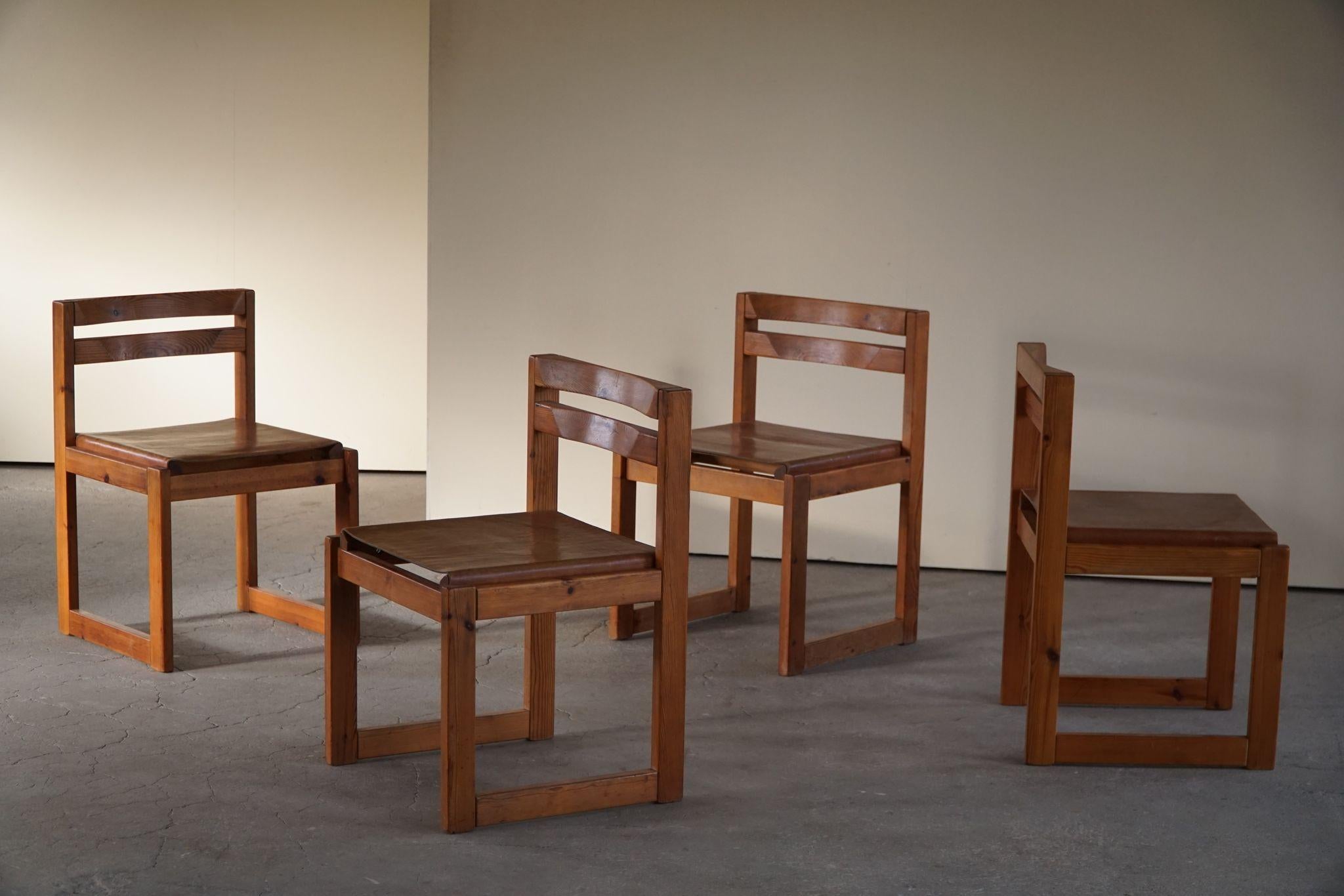 20ième siècle Ensemble de 4 chaises de salle à manger modernes danoises en pin et cuir, par Knud Færch, 1970 en vente