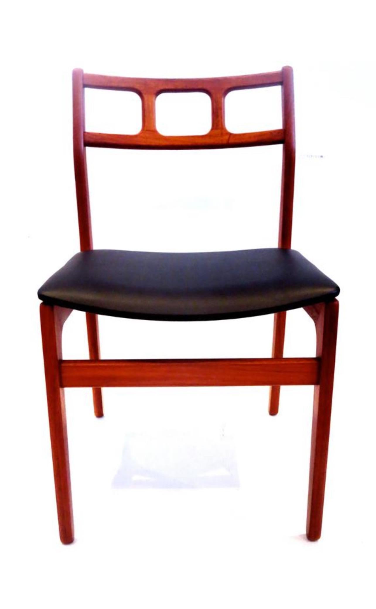 Große Reihe von vier massiven Teakholzrahmen mit gemeißelten Rückenlehnen Esszimmerstühle, frisch mit neuen gepolsterten schwarzen Vinylsitz und neuen Schaum, solide und robust. Schöne elegante Formen.