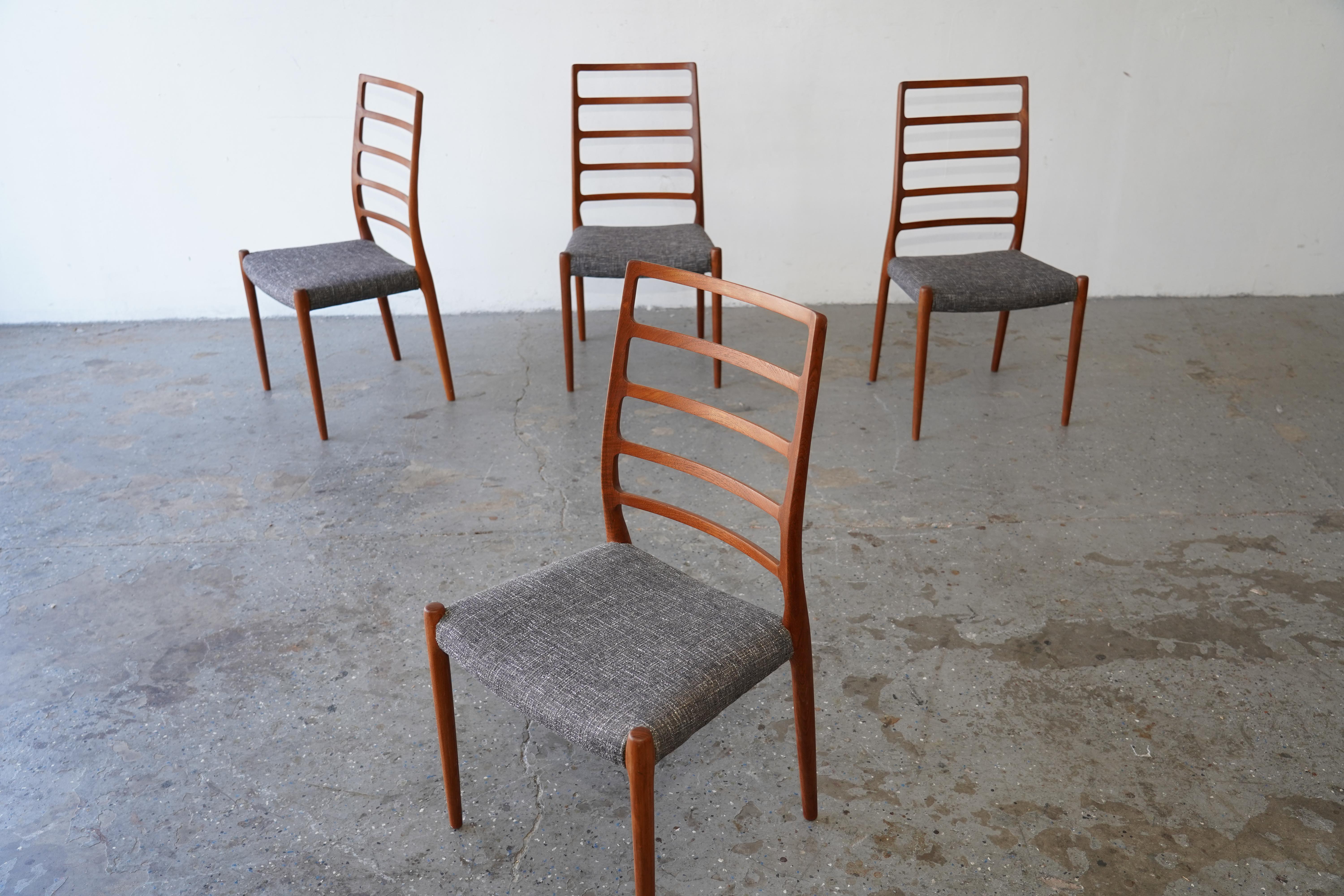 Ensemble de quatre chaises de salle à manger en teck massif modèle 82 par Niels Otto Møller pour I.L.A. Møllers Møbelfabrik

Cet ensemble exquis de quatre chaises de salle à manger met en valeur la marque de fabrique de l'entreprise.  et le