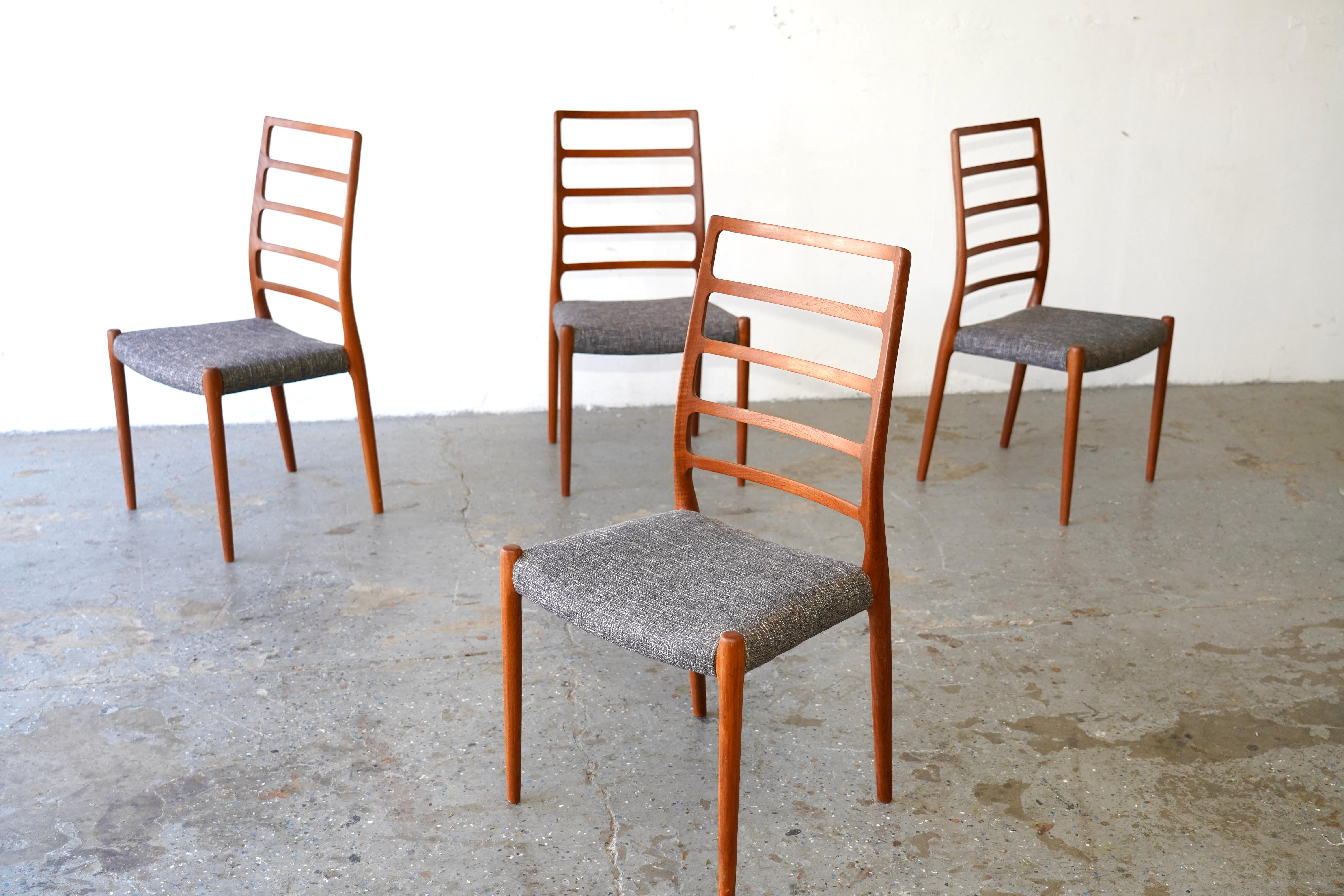 Mid-Century Modern Set Of 4 Danish Modernity  Teck J.A.  Chaises de salle à manger Møller modèle 82 en vente