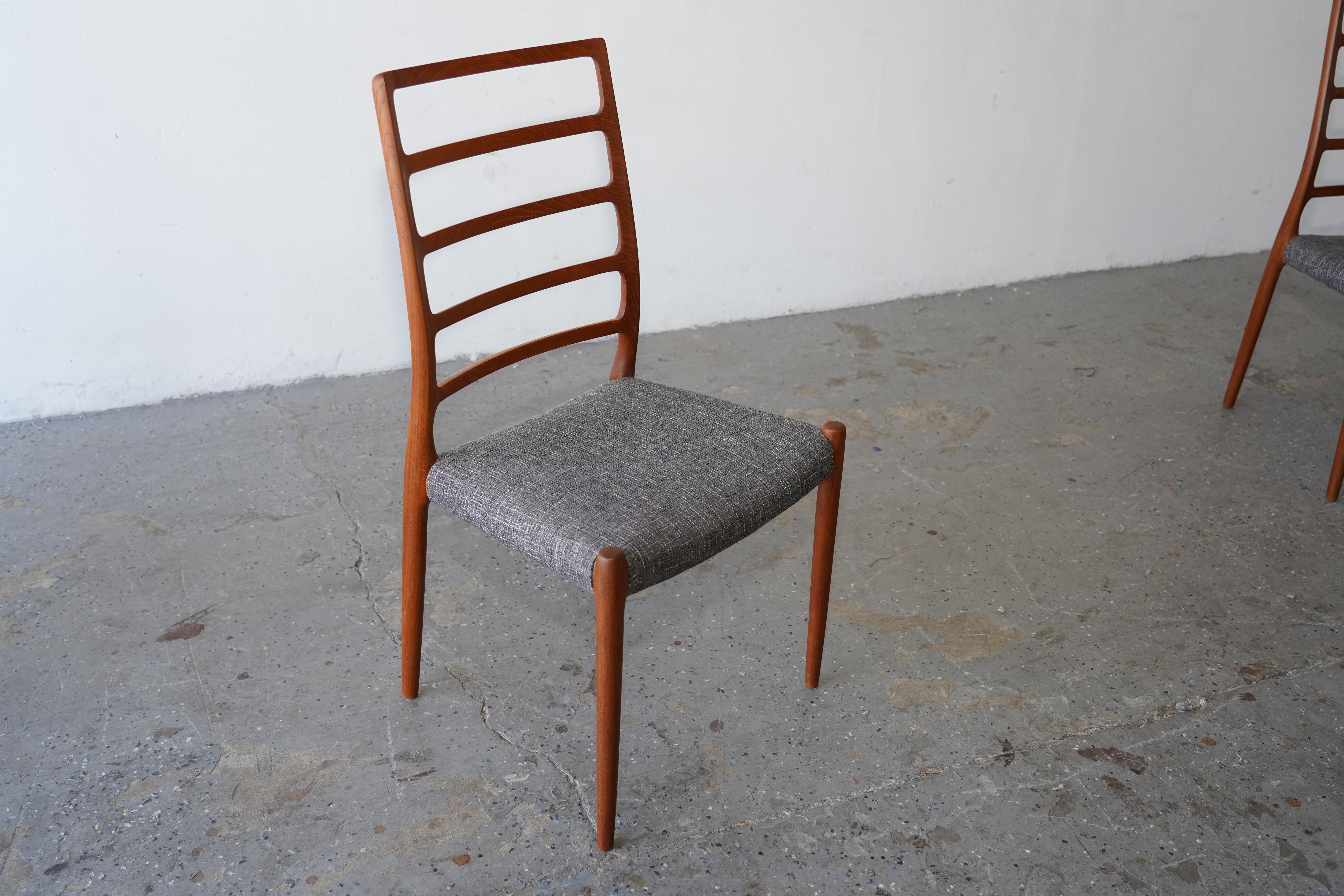 Milieu du XXe siècle Set Of 4 Danish Modernity  Teck J.A.  Chaises de salle à manger Møller modèle 82 en vente