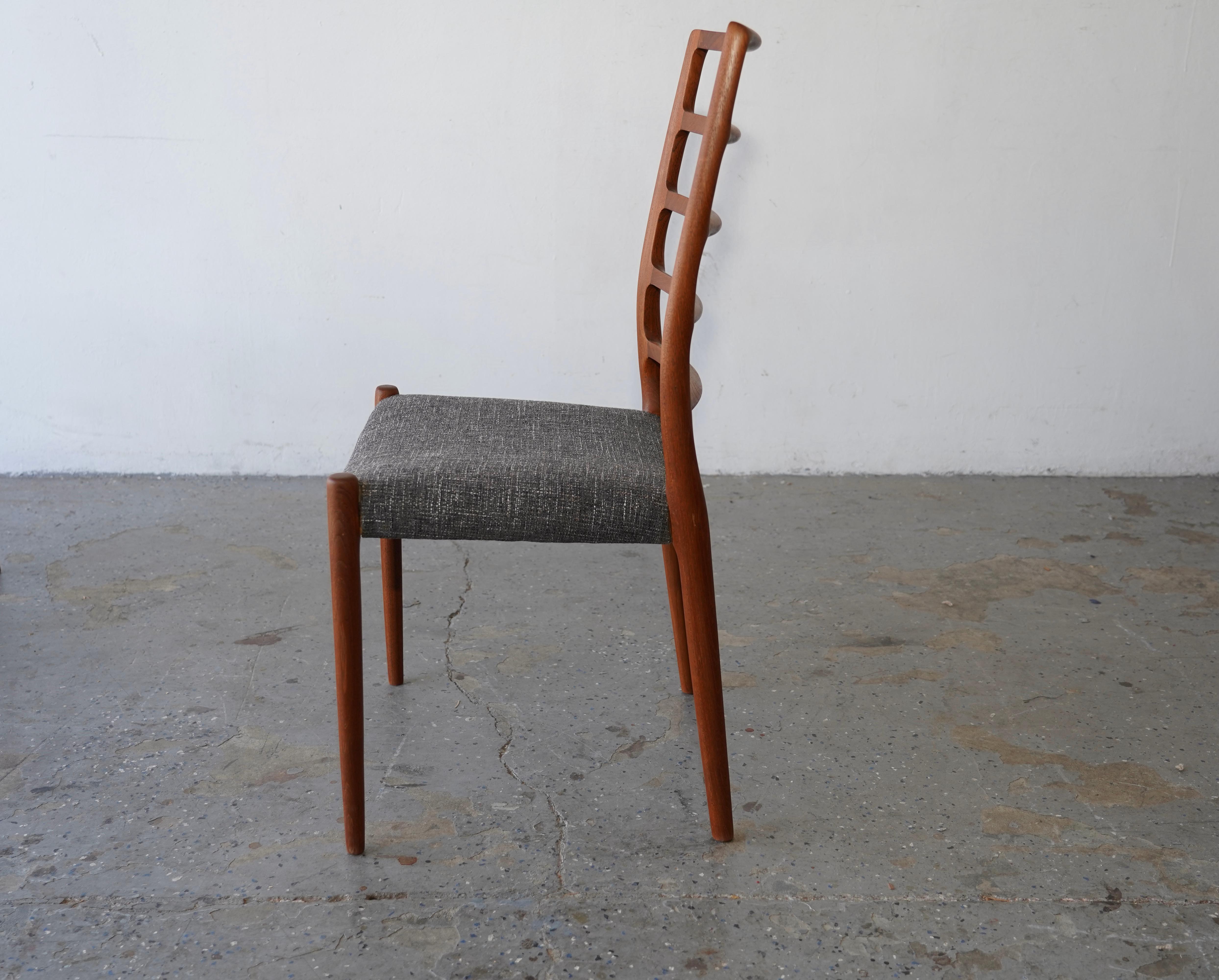 Ormeau Set Of 4 Danish Modernity  Teck J.A.  Chaises de salle à manger Møller modèle 82 en vente