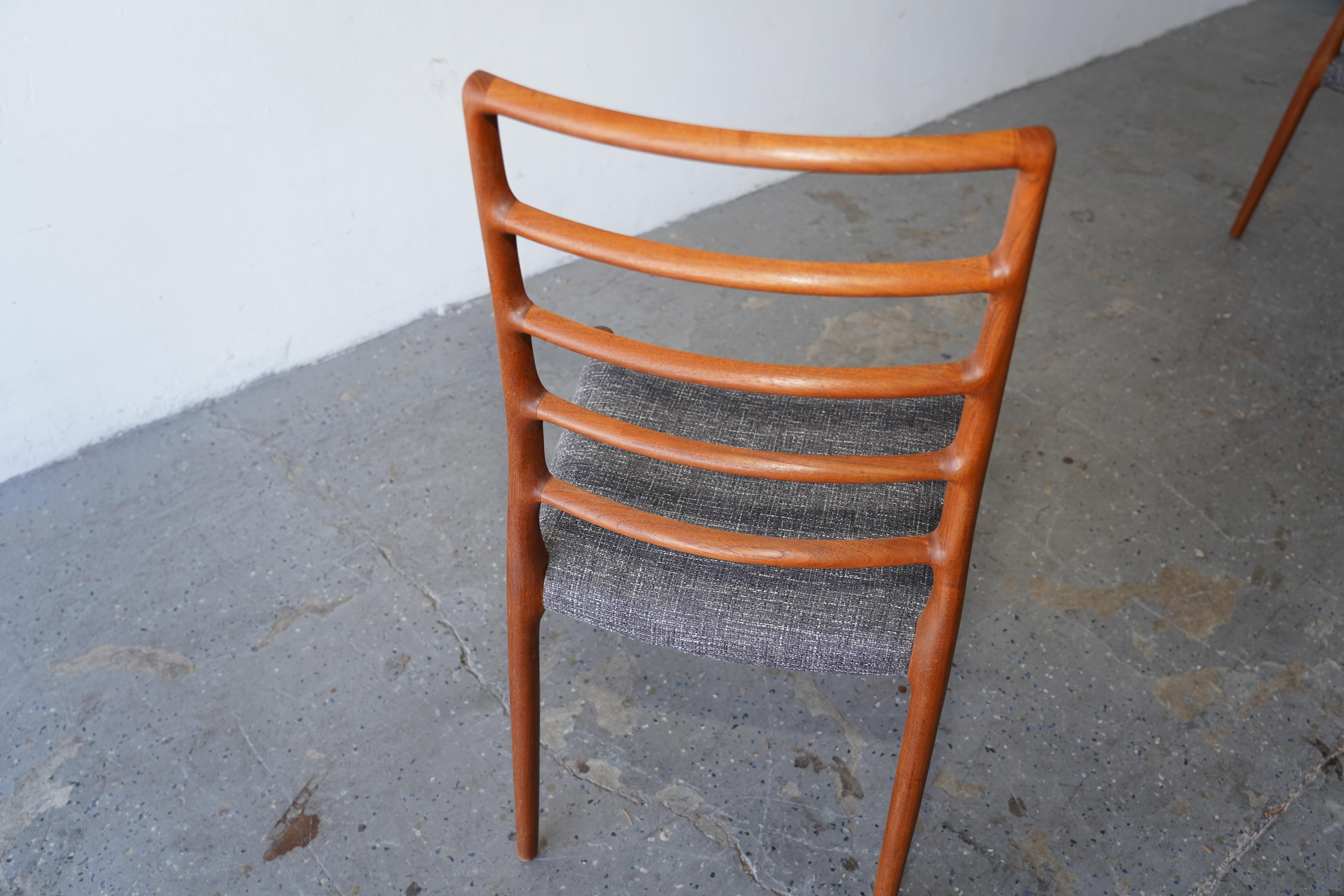 Set Of 4 Danish Modernity  Teck J.A.  Chaises de salle à manger Møller modèle 82 en vente 1