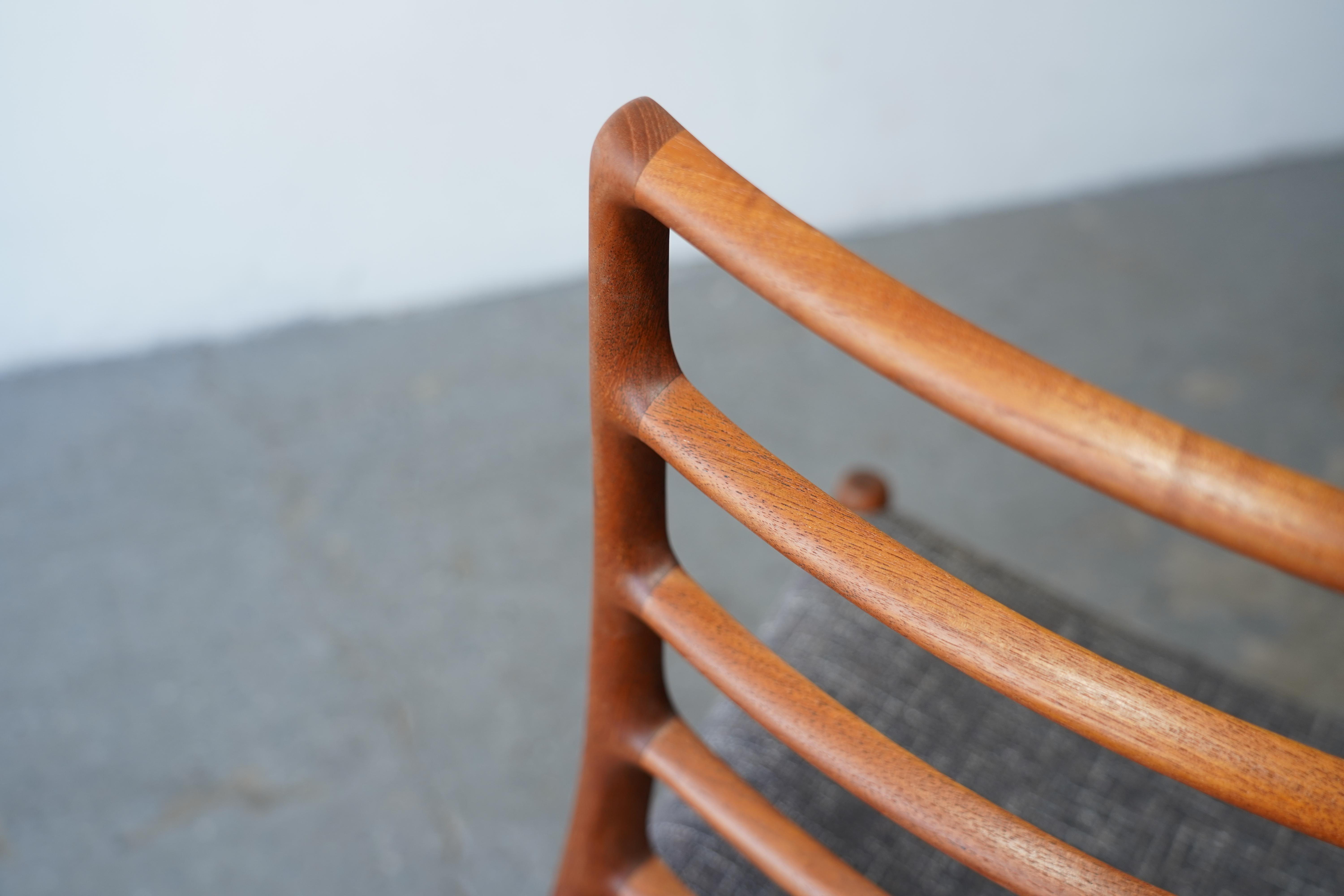 Set Of 4 Danish Modernity  Teck J.A.  Chaises de salle à manger Møller modèle 82 en vente 2