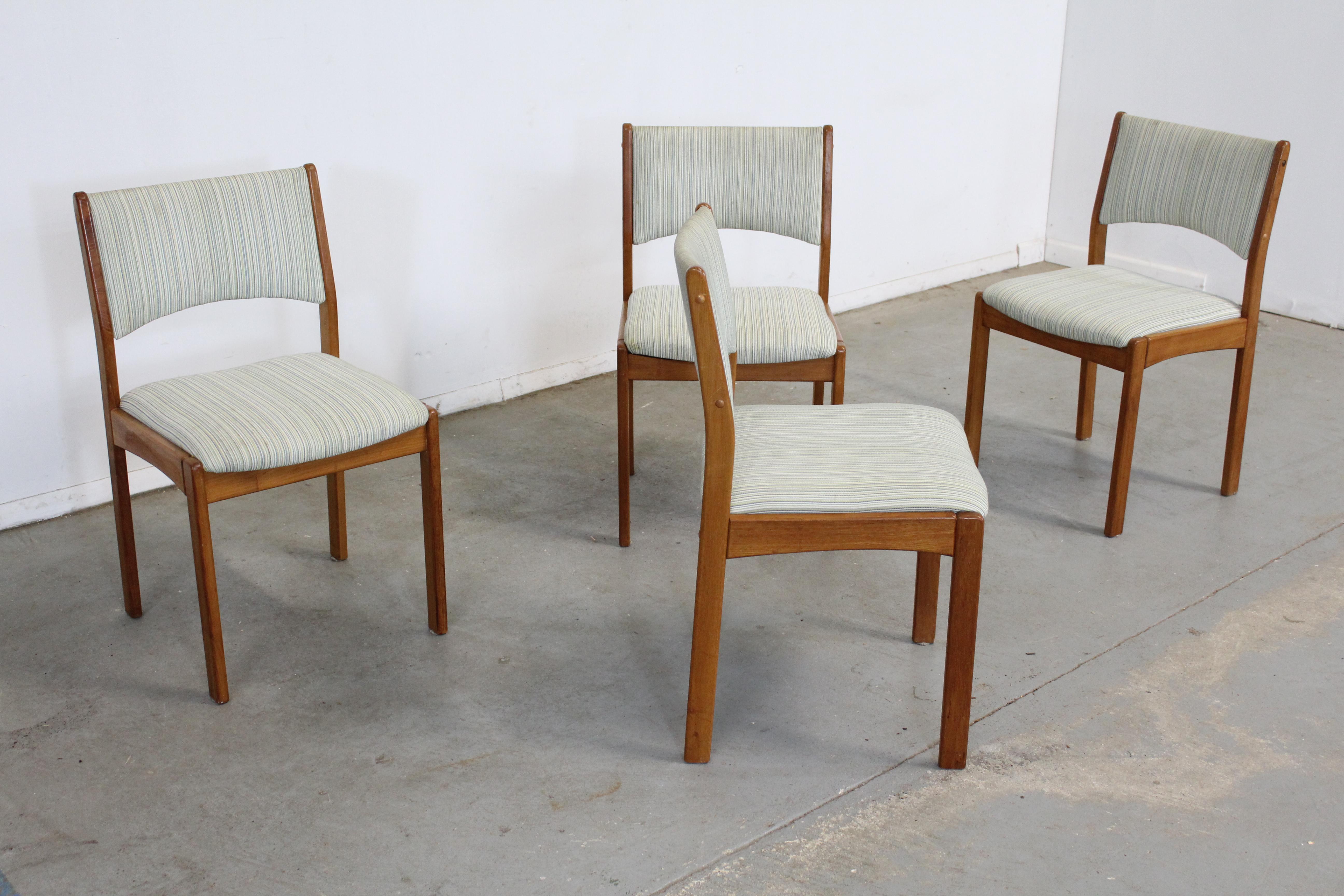 Set of 4 Scandinavian Modern teak side dining chairs 

Offered is a vintage set of 4 vintage Danish modern teak side dining chairs with teak backs. This set has simple, but modern lines and could make an excellent addition to any home. They are in