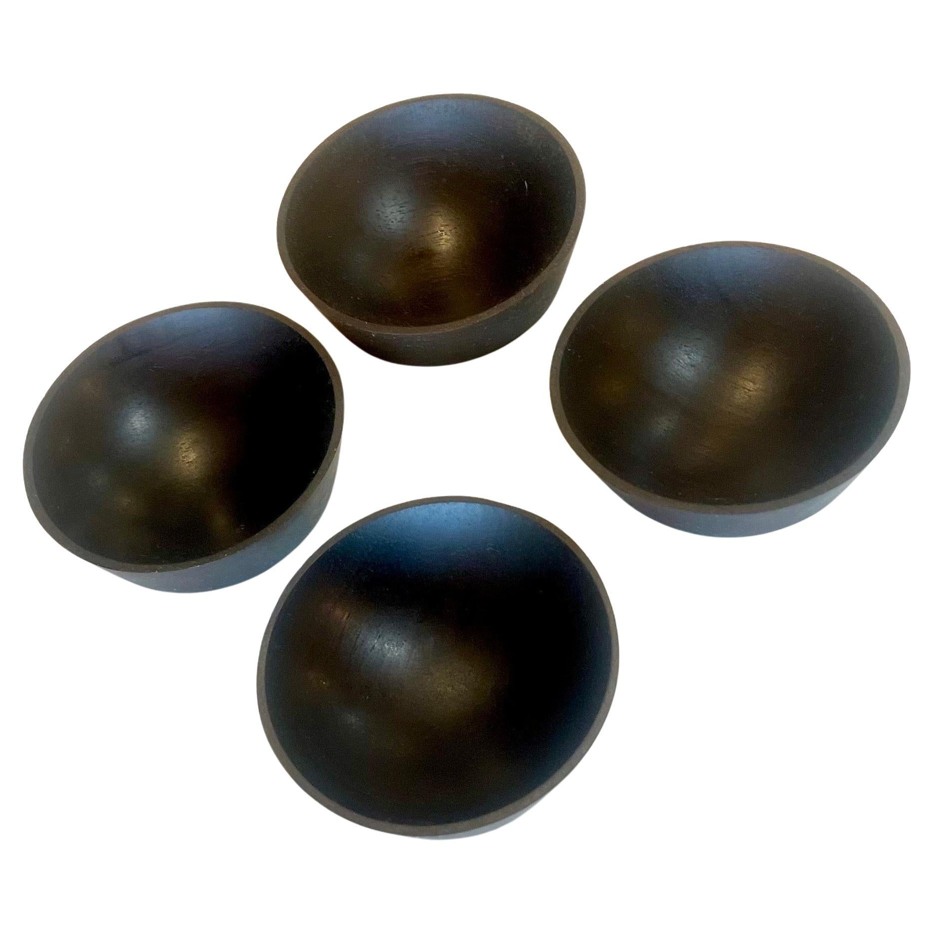 Schönes Set von 4 kleinen Schalen ideal für Salz, Gewürze oder Sauce massivem Palisanderholz einfach elegant.