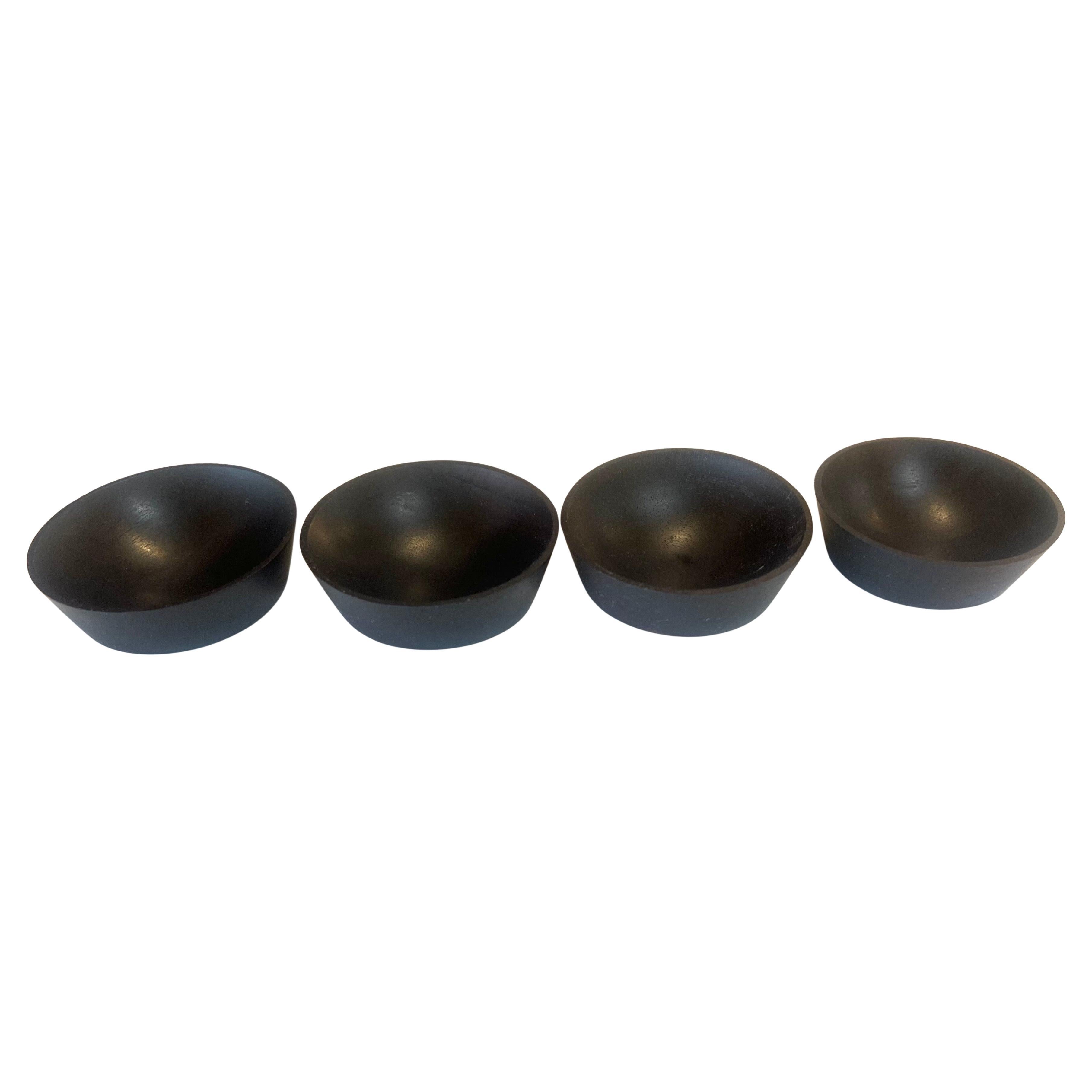 Satz von 4 dänischen ModernSolid Rosewood Salz , Gewürze oder Soße servieren Petite Schalen (Skandinavische Moderne) im Angebot