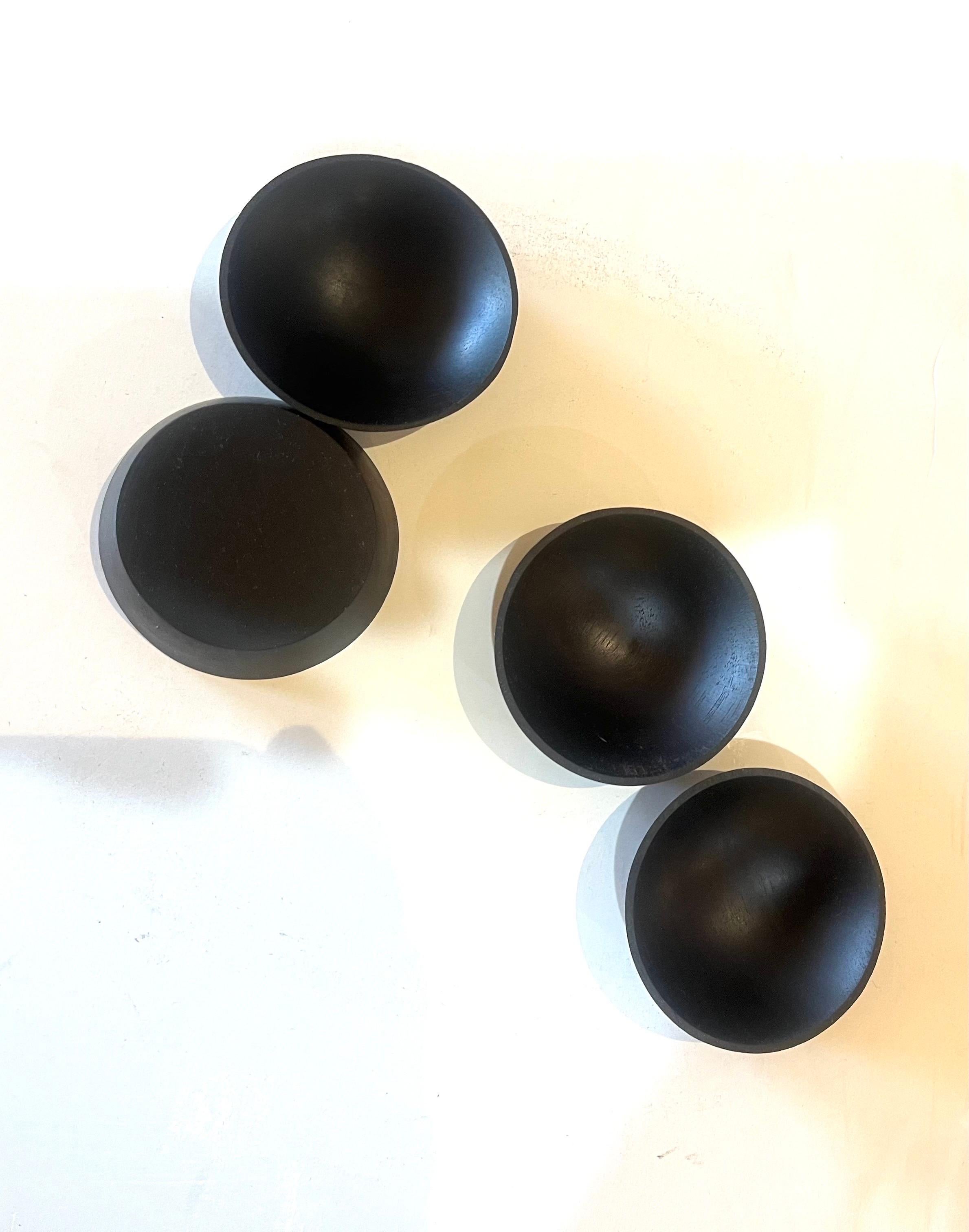 Satz von 4 dänischen ModernSolid Rosewood Salz , Gewürze oder Soße servieren Petite Schalen im Zustand „Hervorragend“ im Angebot in San Diego, CA