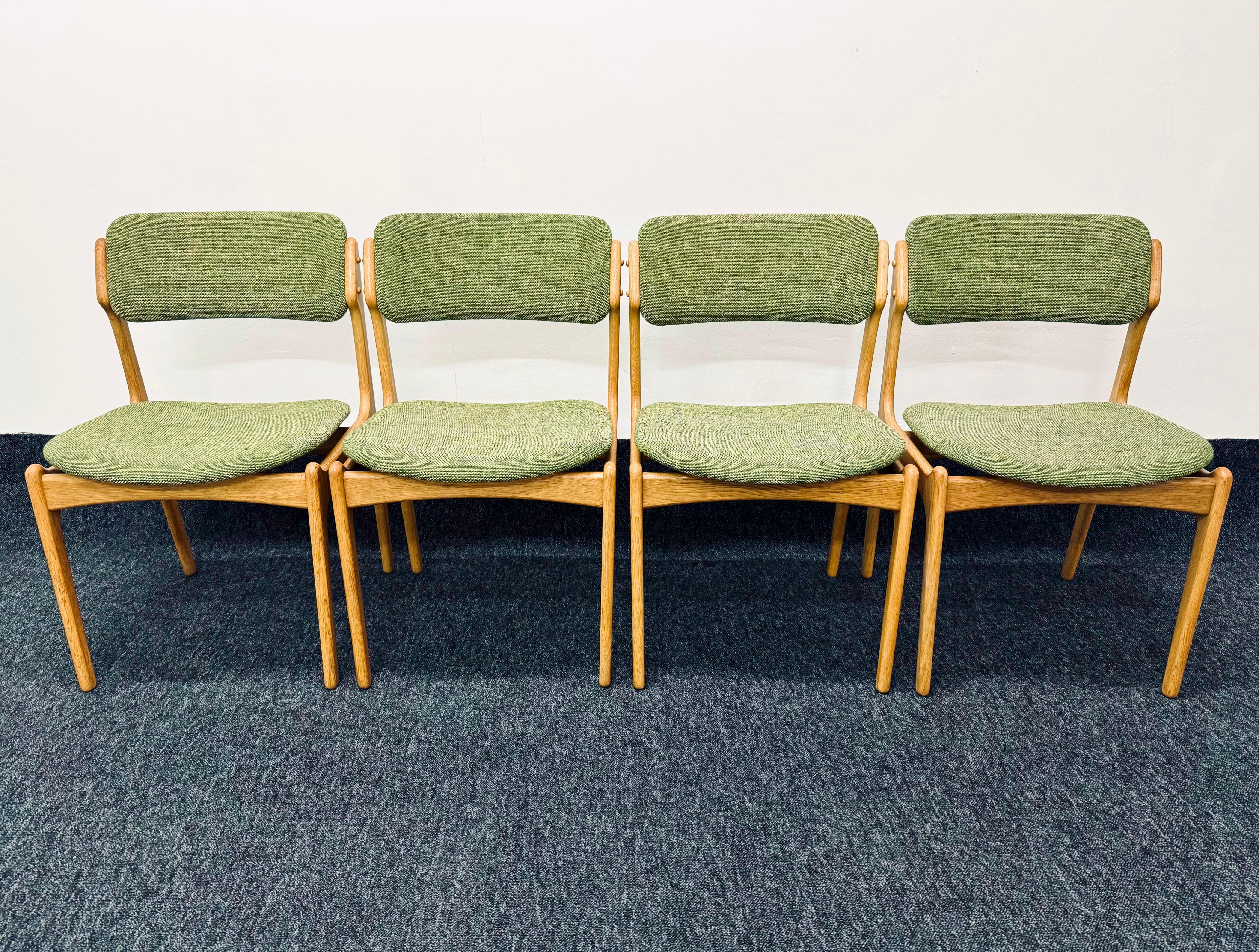 Sedie danesi straordinariamente belle degli anni '60.
Erik Buch è noto per le sue sedie molto stabili e confortevoli.
Questo set composto da 4 sedie è un pezzo forte per ogni appartamento.
Versione molto rara in Oak.
La tappezzeria è originale e