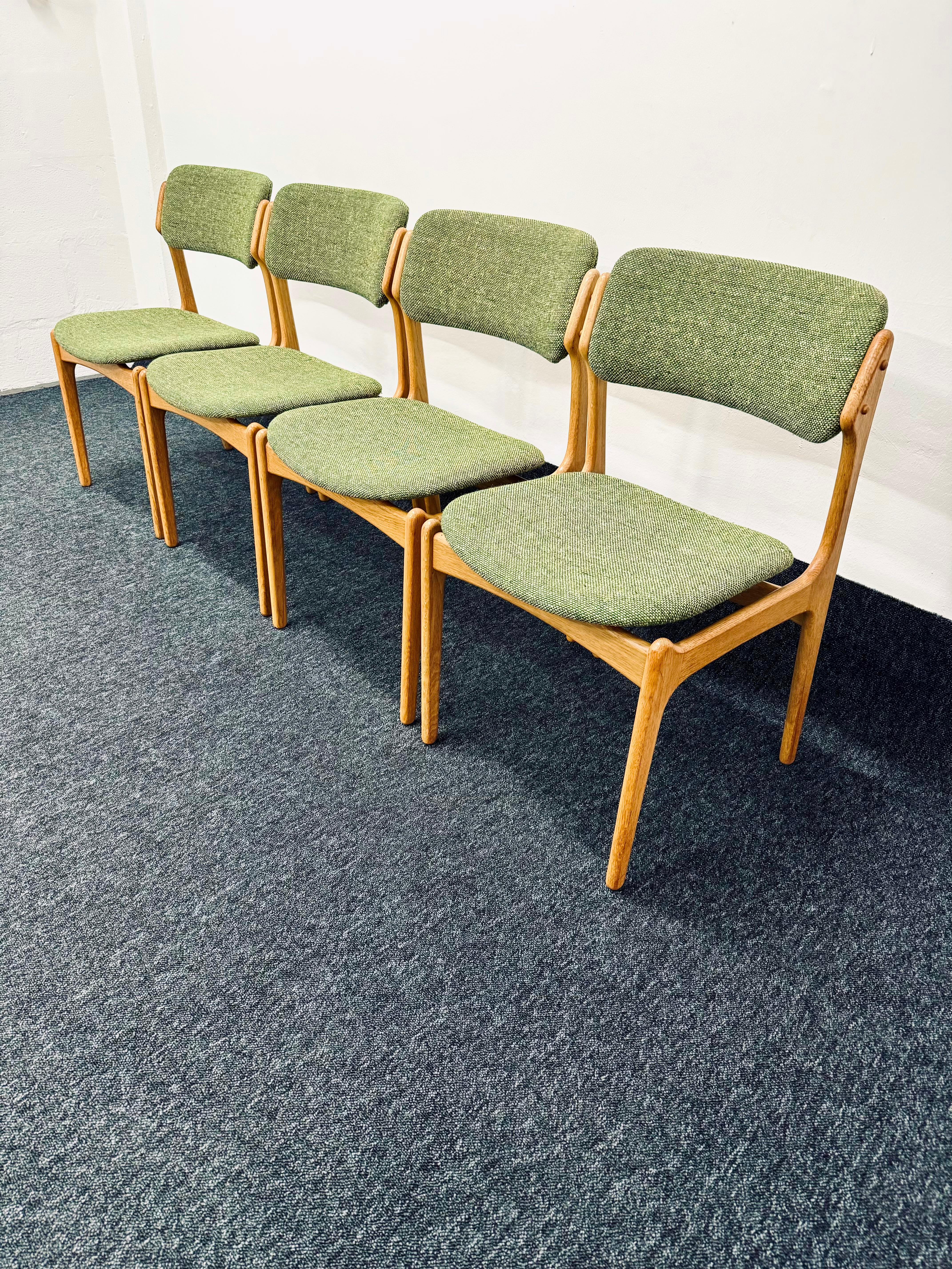 Mid-Century moderno Set di 4 sedie da pranzo in Oak Danese di Erik Buch in vendita