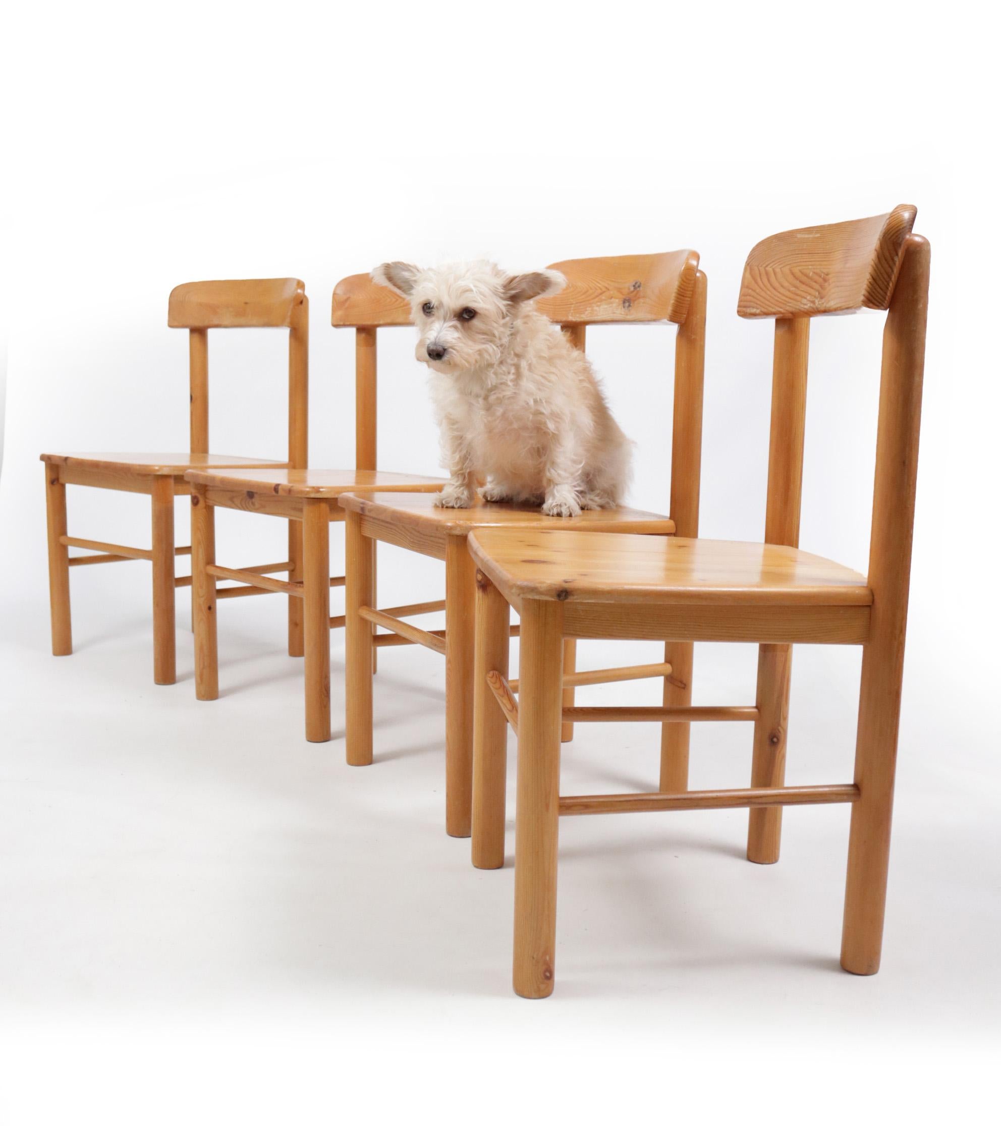 4 chaises modernistes en bois de pin fabriquées de la même manière que les chaises conçues par Rainer Daumiller pour Hirtshals Saavaerk.
Nous n'avons pas trouvé exactement cette version, donc pour l'instant, parlez à la manière de.

Les chaises