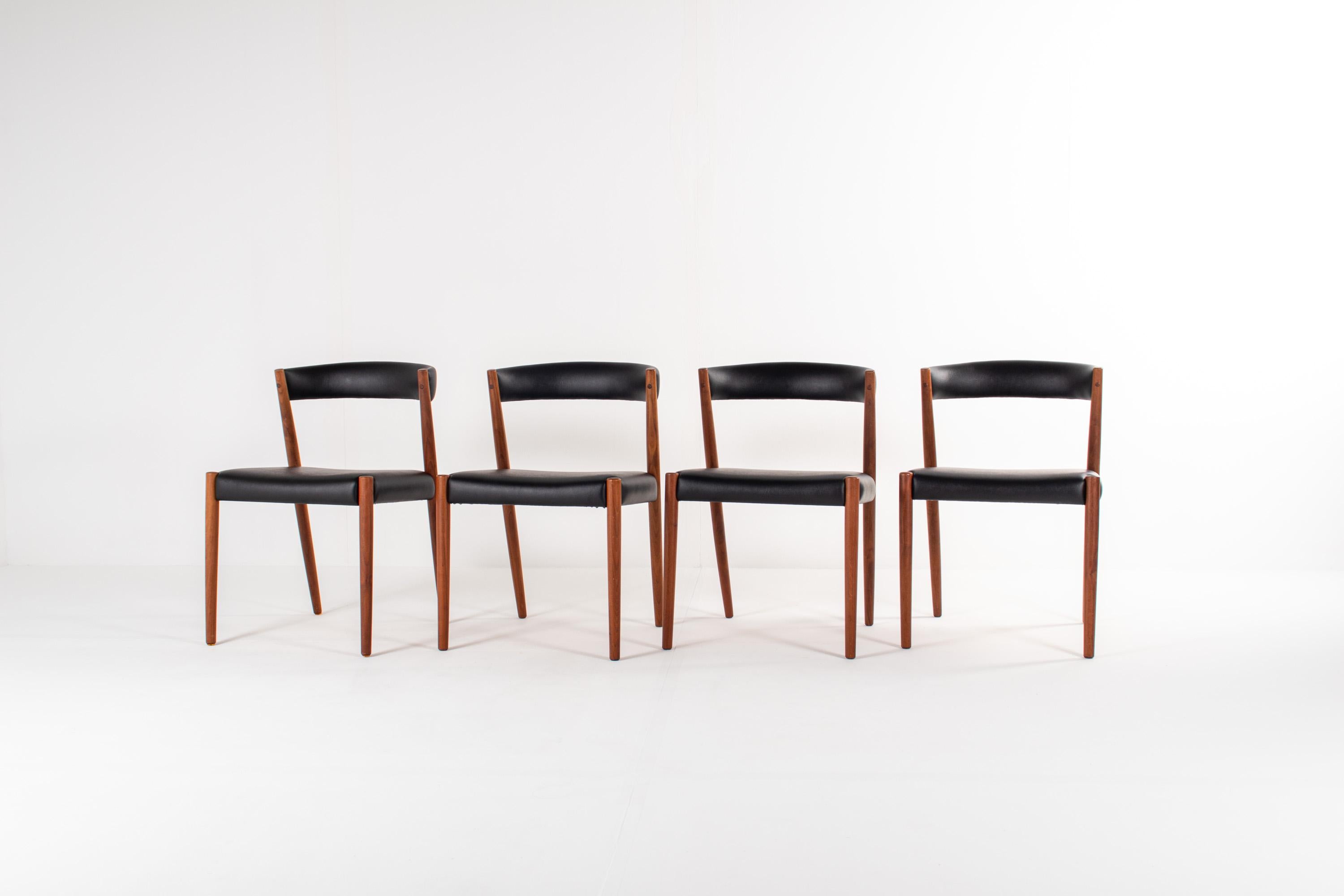 Schöner Satz von vier dänischen modernen Esszimmerstühlen aus den 1960er Jahren, hergestellt aus massivem Teakholz.
Die Stühle zeichnen sich durch eine elegante, minimalistische Silhouette mit sanft verjüngten Beinen und einer geschwungenen