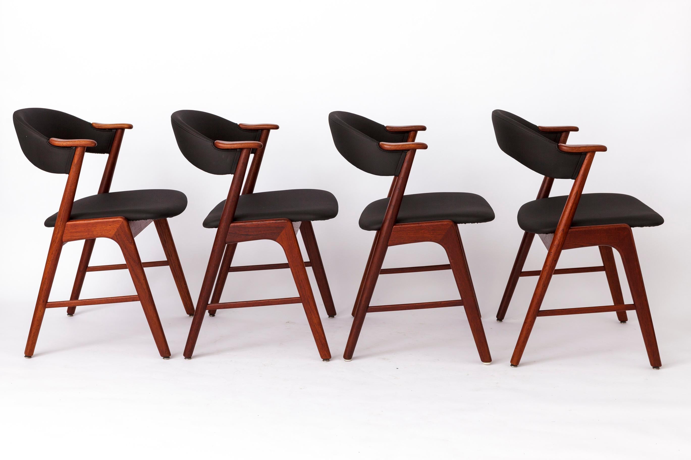 Set di 4 sedie da pranzo danesi in teak di Korup Stolefabrik - 1960 Mid-Century Modern
Eleva il tuo spazio da pranzo con questo splendido set di 4 sedie da pranzo vintage danesi di Korup Stolefabrik, realizzate negli anni '60. Il design elegante e