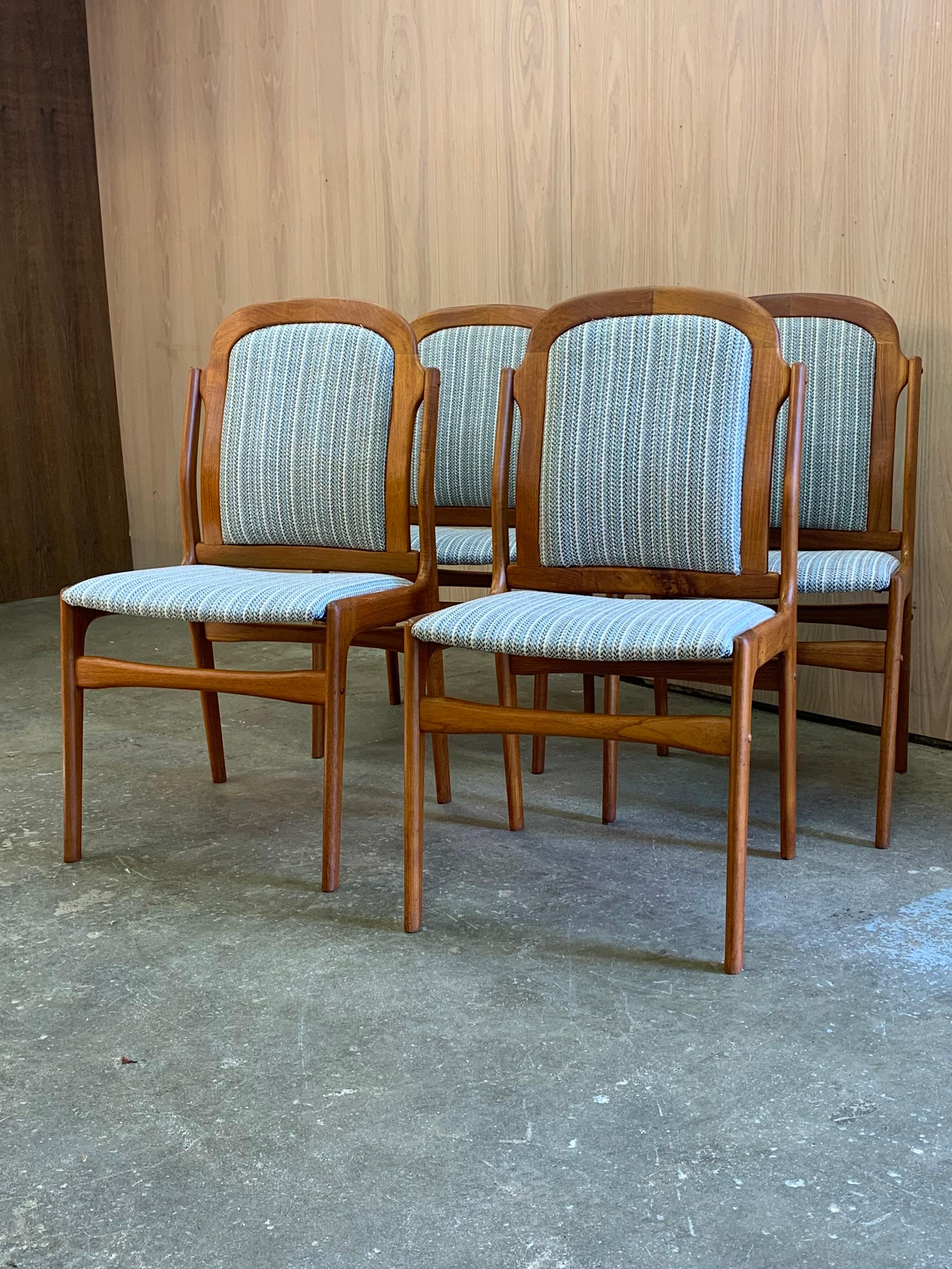 Mid-Century moderno Set di 4 sedie da pranzo danesi in teak in vendita