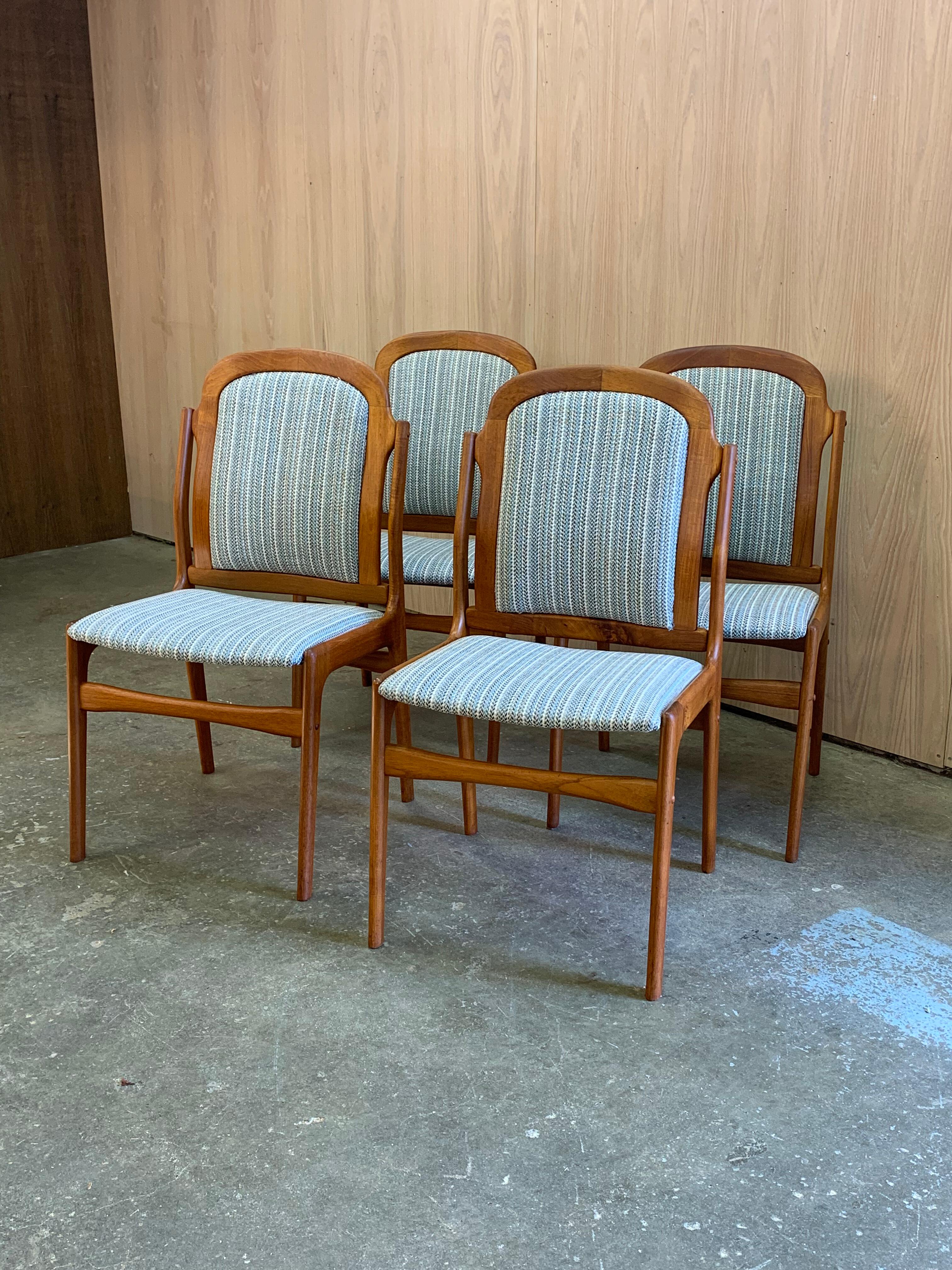 Set di 4 sedie da pranzo danesi in teak In condizioni ottime in vendita a Victoria, BC