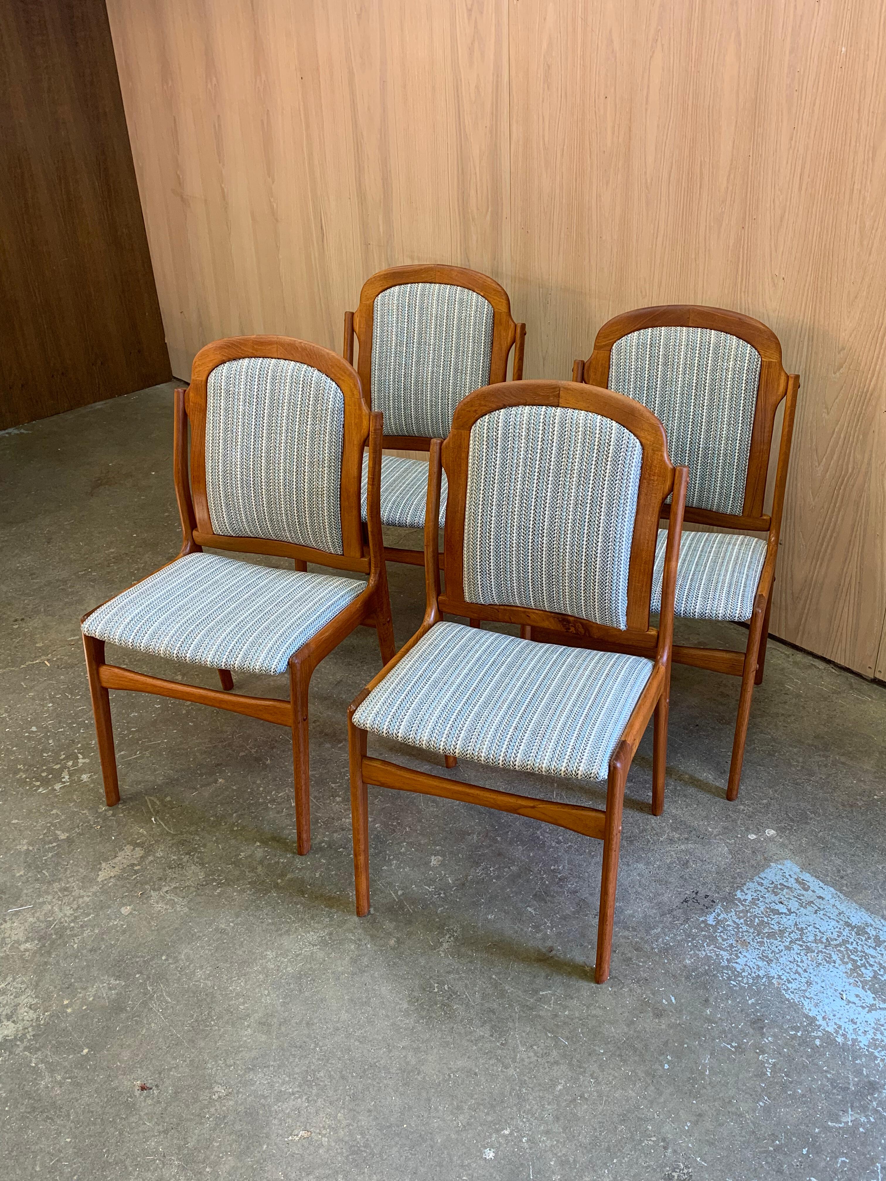 Fine XX secolo Set di 4 sedie da pranzo danesi in teak in vendita