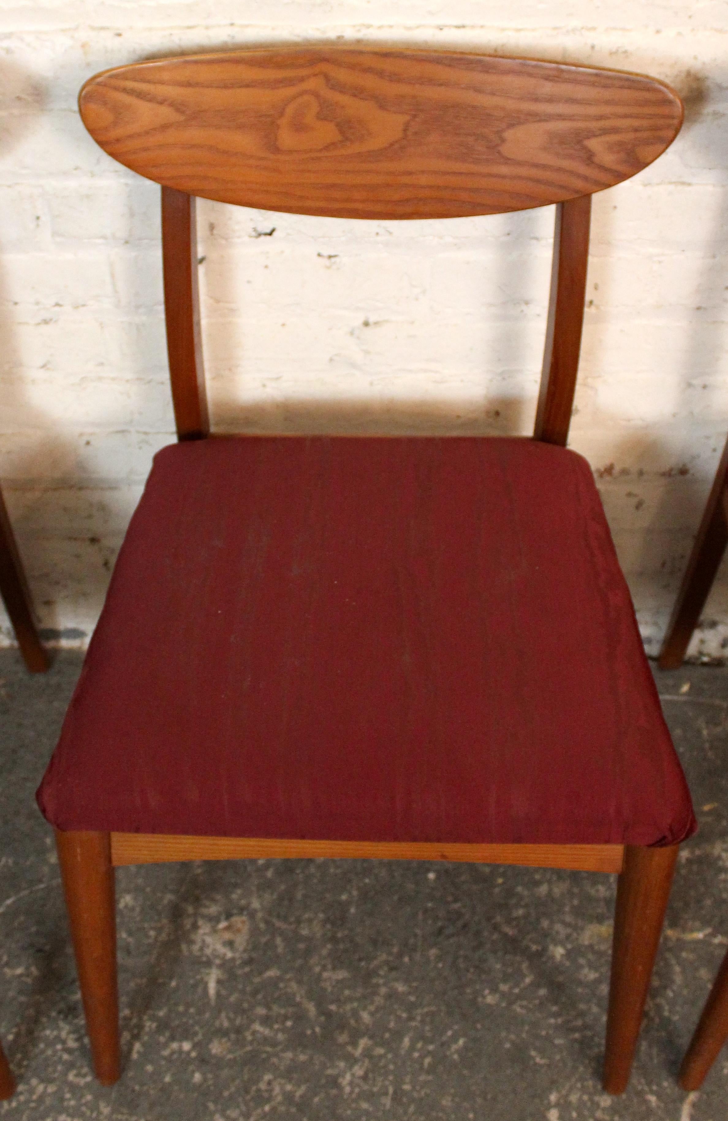 Juego de 4 sillas de comedor danesas de teca de mediados de siglo retapizadas en venta 3