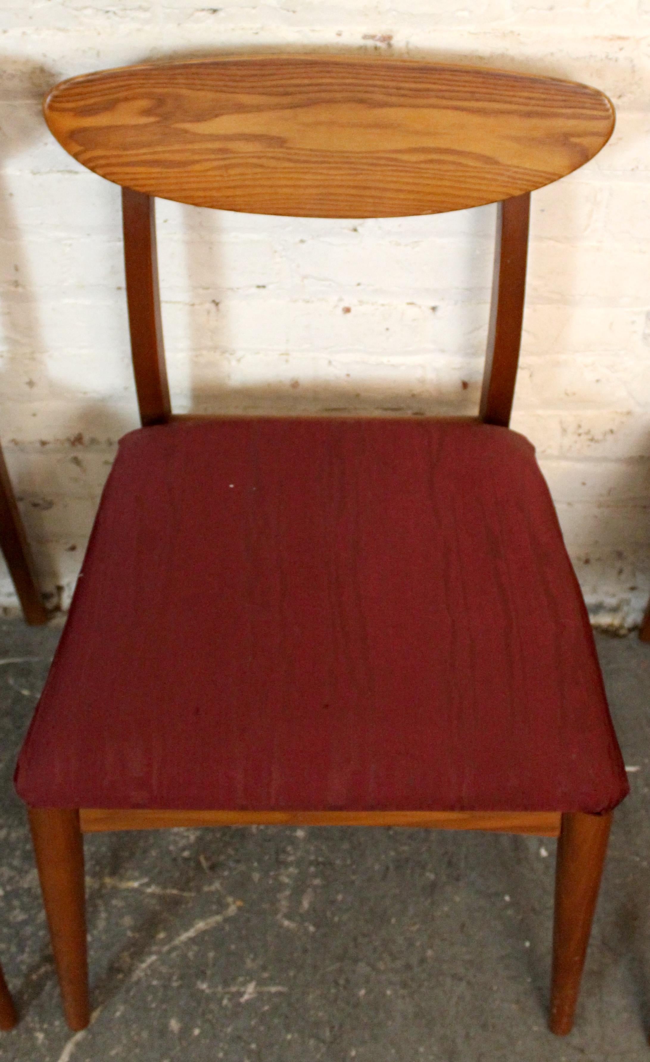 Juego de 4 sillas de comedor danesas de teca de mediados de siglo retapizadas en venta 4