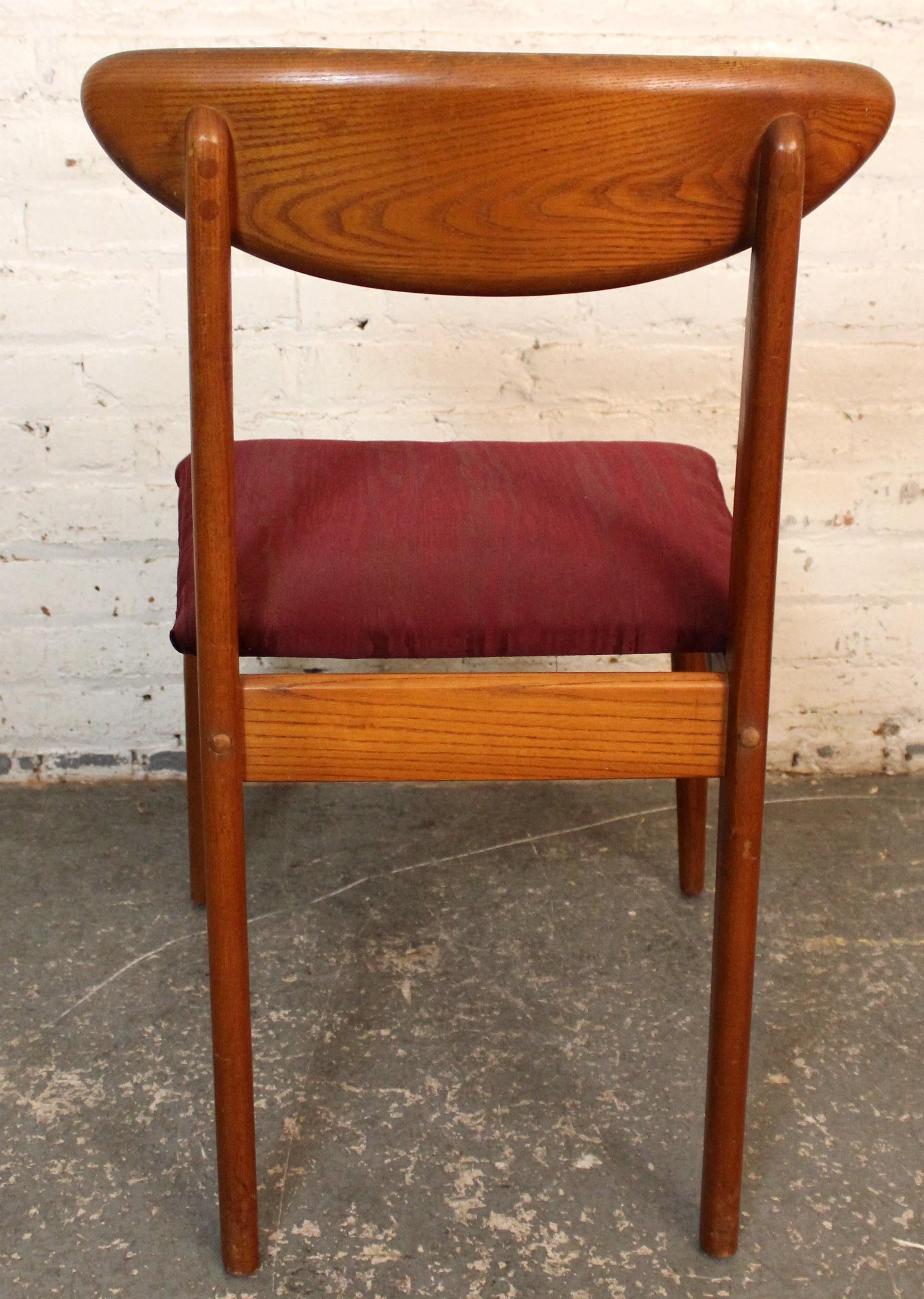 Juego de 4 sillas de comedor danesas de teca de mediados de siglo retapizadas en venta 6