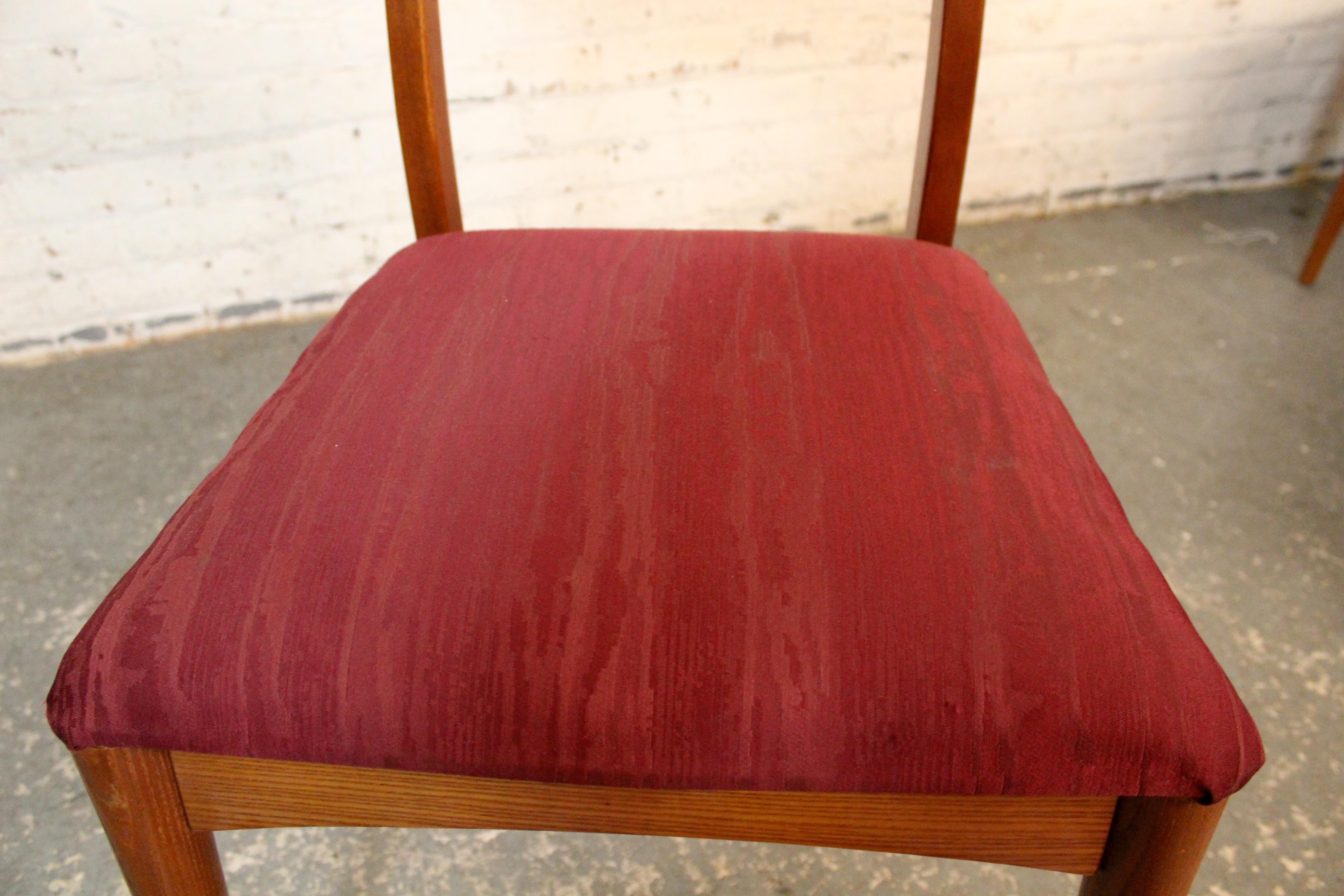 Juego de 4 sillas de comedor danesas de teca de mediados de siglo retapizadas en venta 8