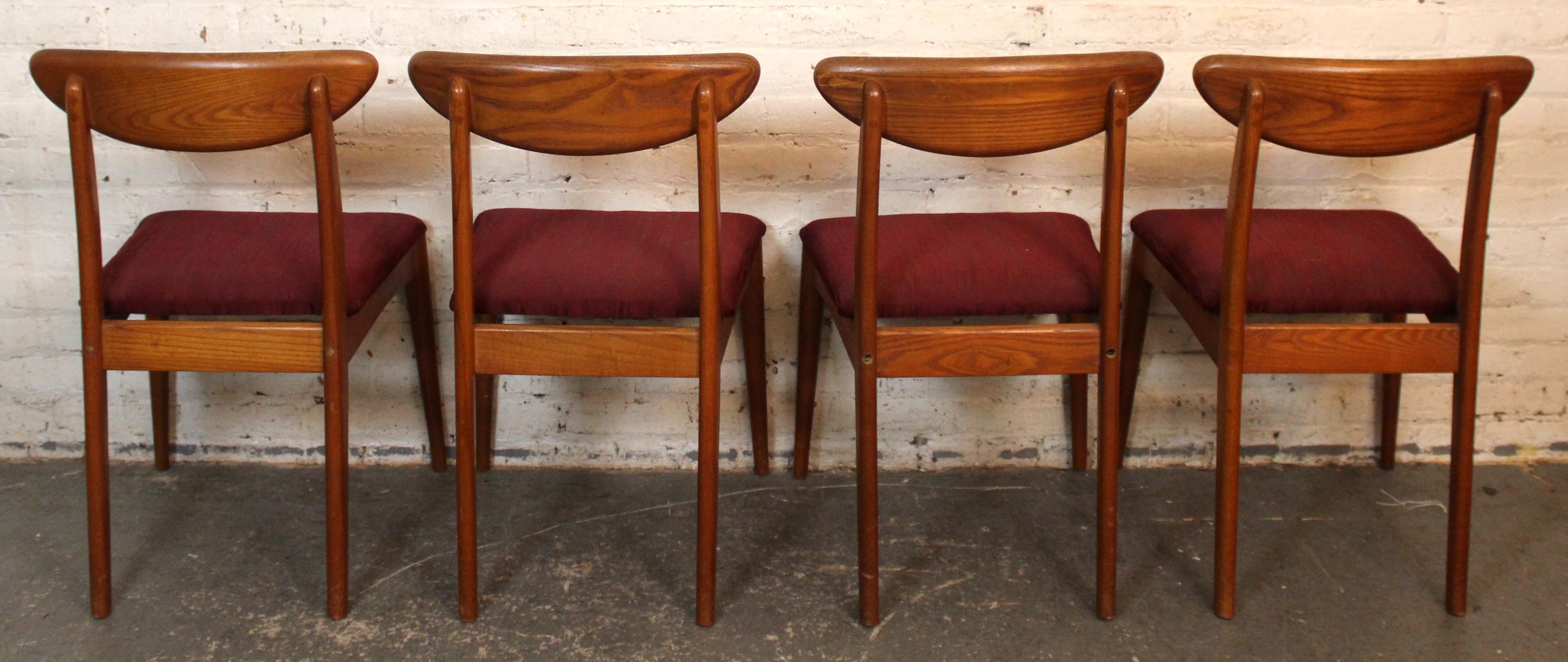 Juego de 4 sillas de comedor danesas de teca de mediados de siglo retapizadas siglo XX en venta