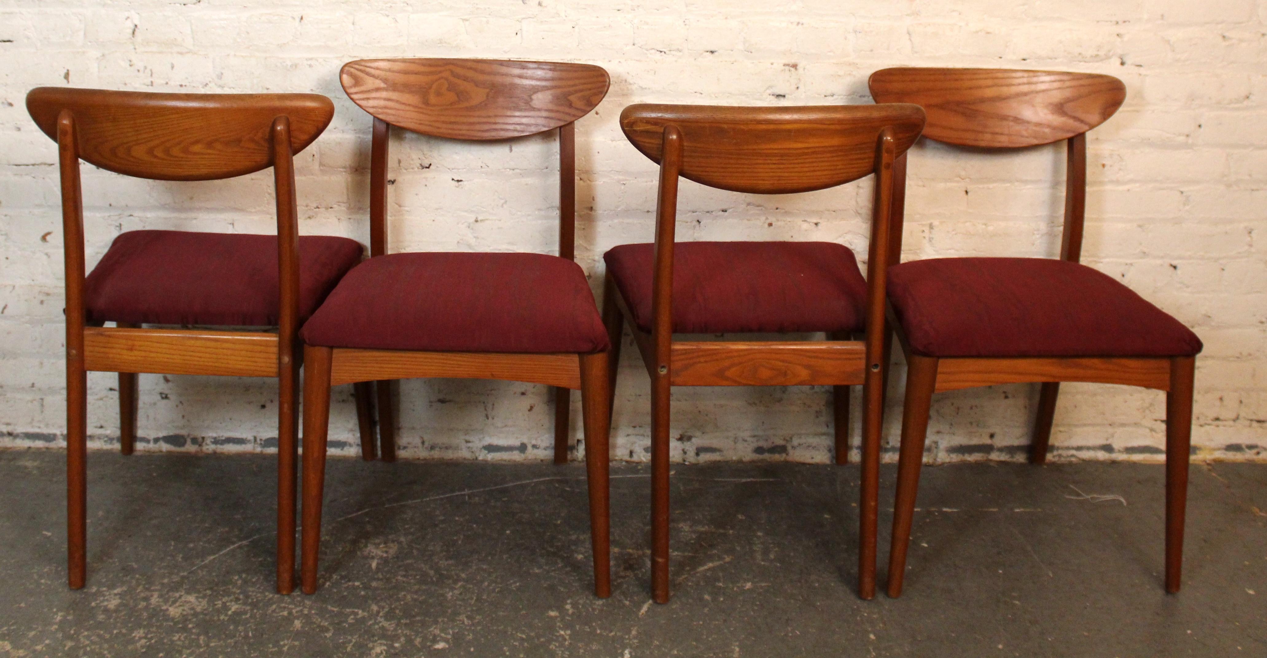 Juego de 4 sillas de comedor danesas de teca de mediados de siglo retapizadas en venta 1