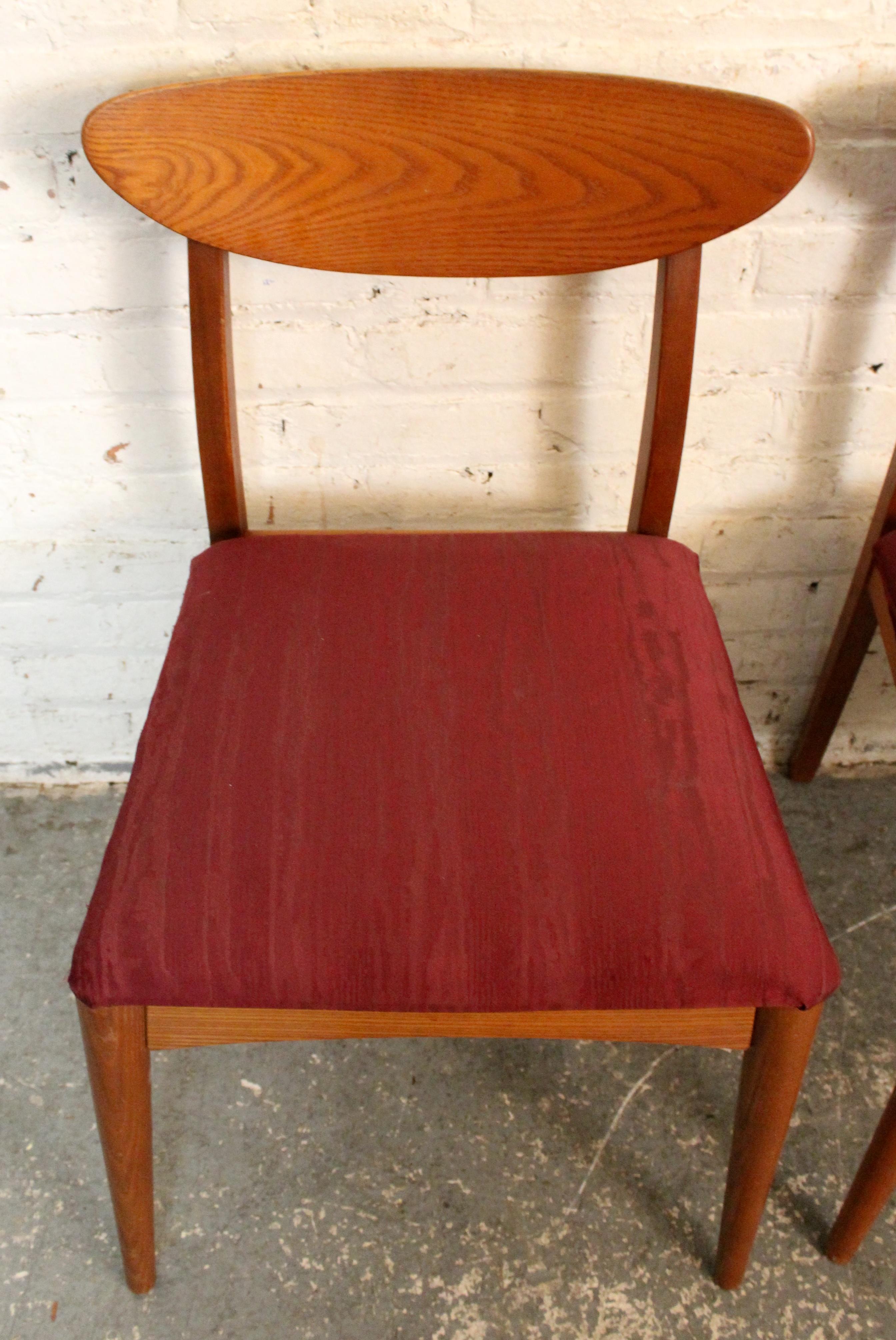 Juego de 4 sillas de comedor danesas de teca de mediados de siglo retapizadas en venta 2