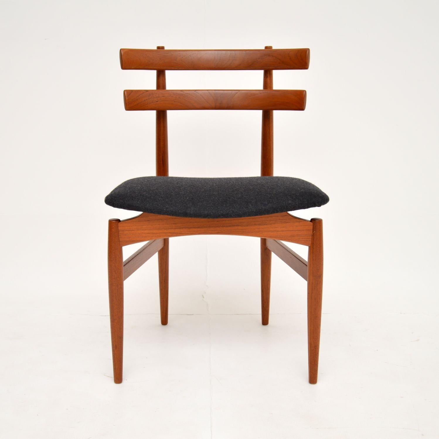 20ième siècle Ensemble de 4 chaises de salle à manger danoises en teck vintage par Poul Hundevad en vente