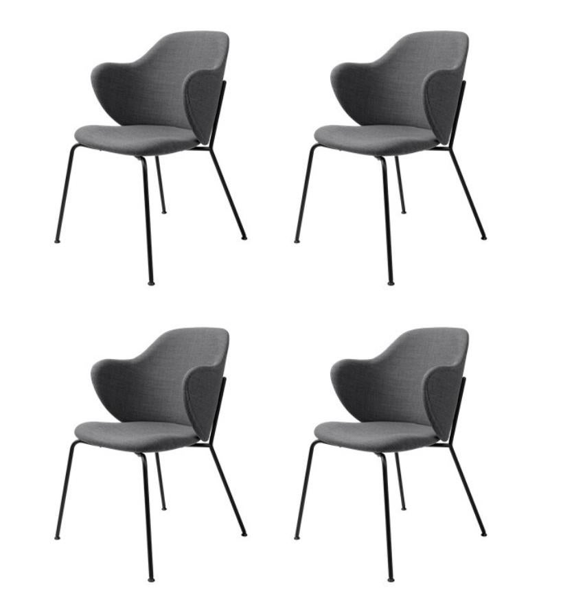 Set di 4 sedie Fiord Lassen grigio scuro di By Lassen
Dimensioni: L 58 x P 60 x H 88 cm 
Materiali: tessuto

La sedia Lassen di Flemming Lassen, Magnus Sangild e Marianne Viktor è stata lanciata nel 2018 come ode all'approccio senza compromessi
