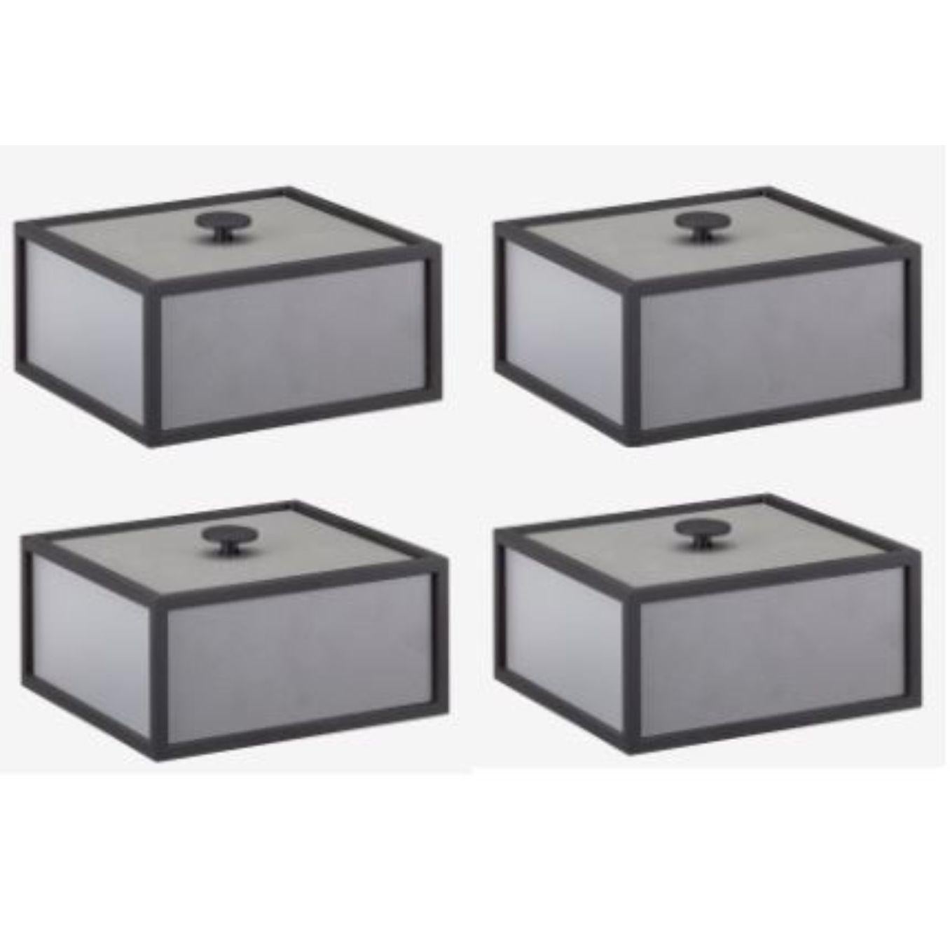 4er-Set dunkelgrauer rahmen 14 box von Lassen
Abmessungen: D 10 x B 10 x H 7 cm 
MATERIALIEN: Finér, Melamin, Melamin, Metall, Furnier
Gewicht: 1.10 kg

Frame Box ist eine quadratische Box in kubistischer Form. Die schlichten Kästen sind von den