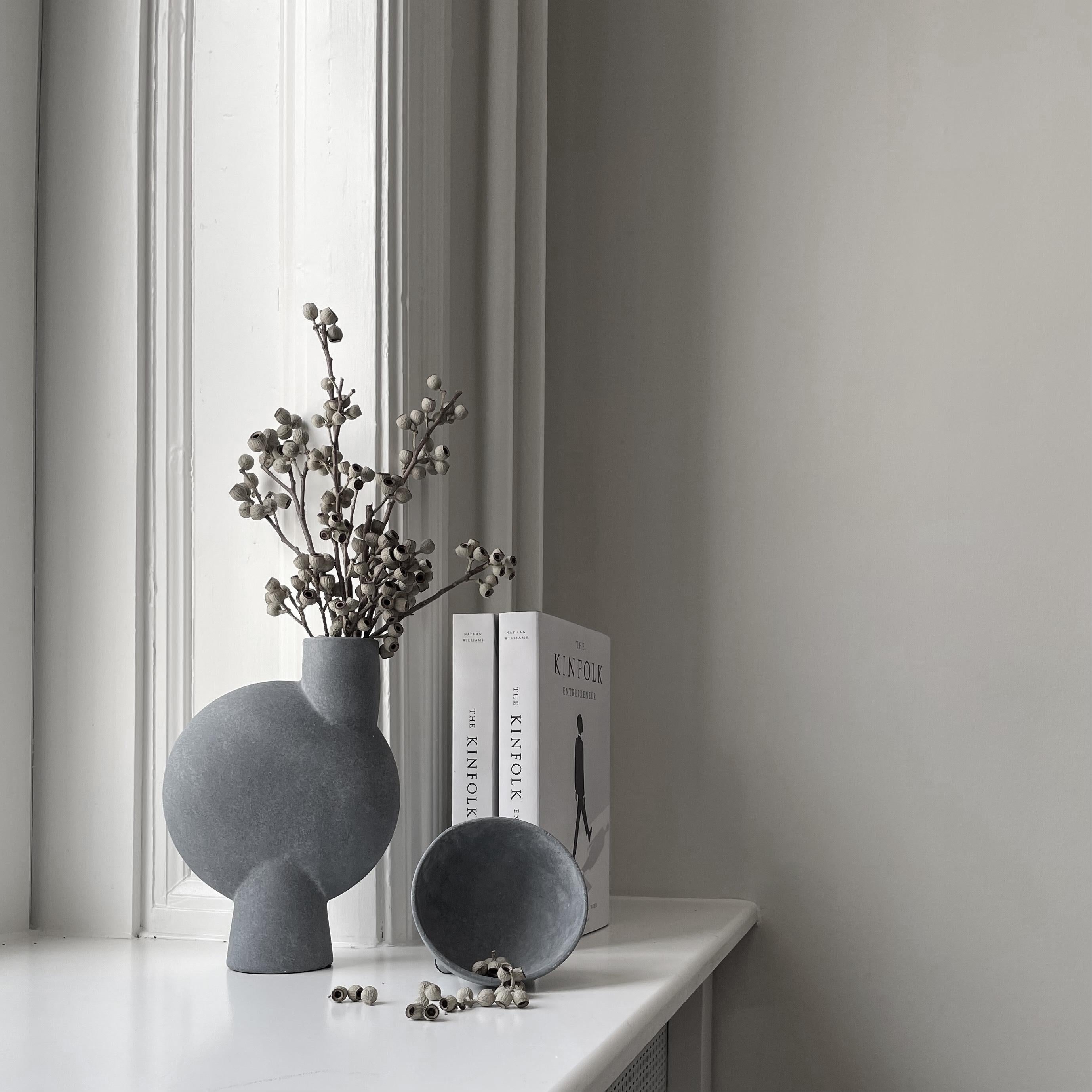 A set of 4 dark grey Medio sphere vase Bubl by 101 Copenhagen
Designed by Kristian Sofus Hansen & Tommy Hyldahl
Dimensions: L18 / W8 / H26 CM
Materials: Ceramic

The Sphere collection celebrates unique silhouettes and textures that makes an