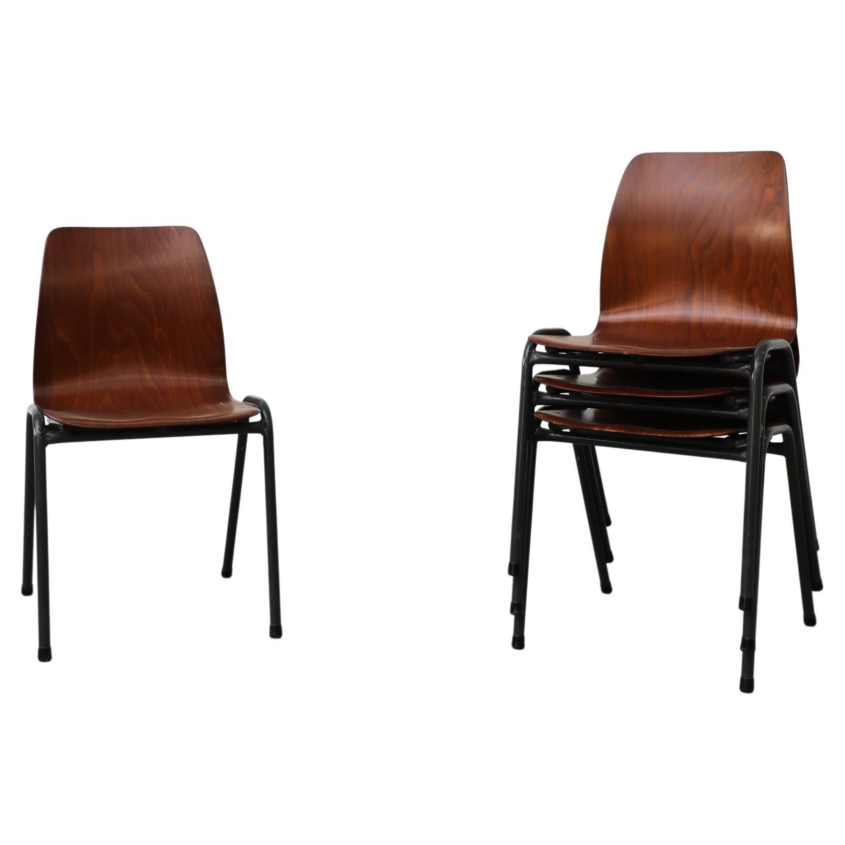 Ensemble de 4 chaises empilables industrielles foncées avec siège simple coquillage de couleur foncée